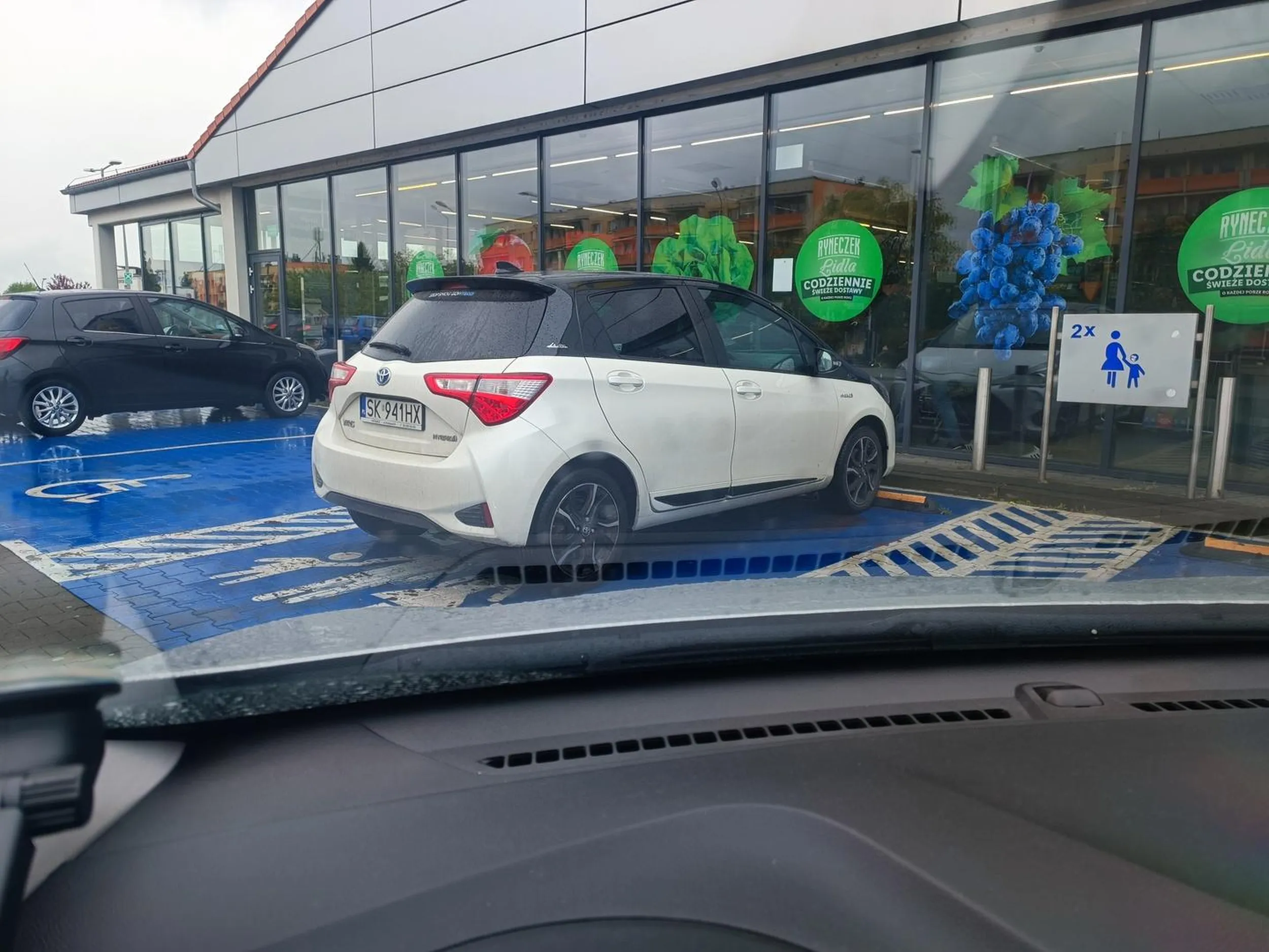 Lidl Piekary Śląskie. Ludzie stoją na miejscu dla rodzin i zapomnieli dziecka :/ po zwróceniu uwagi olali i poszli na zakupy