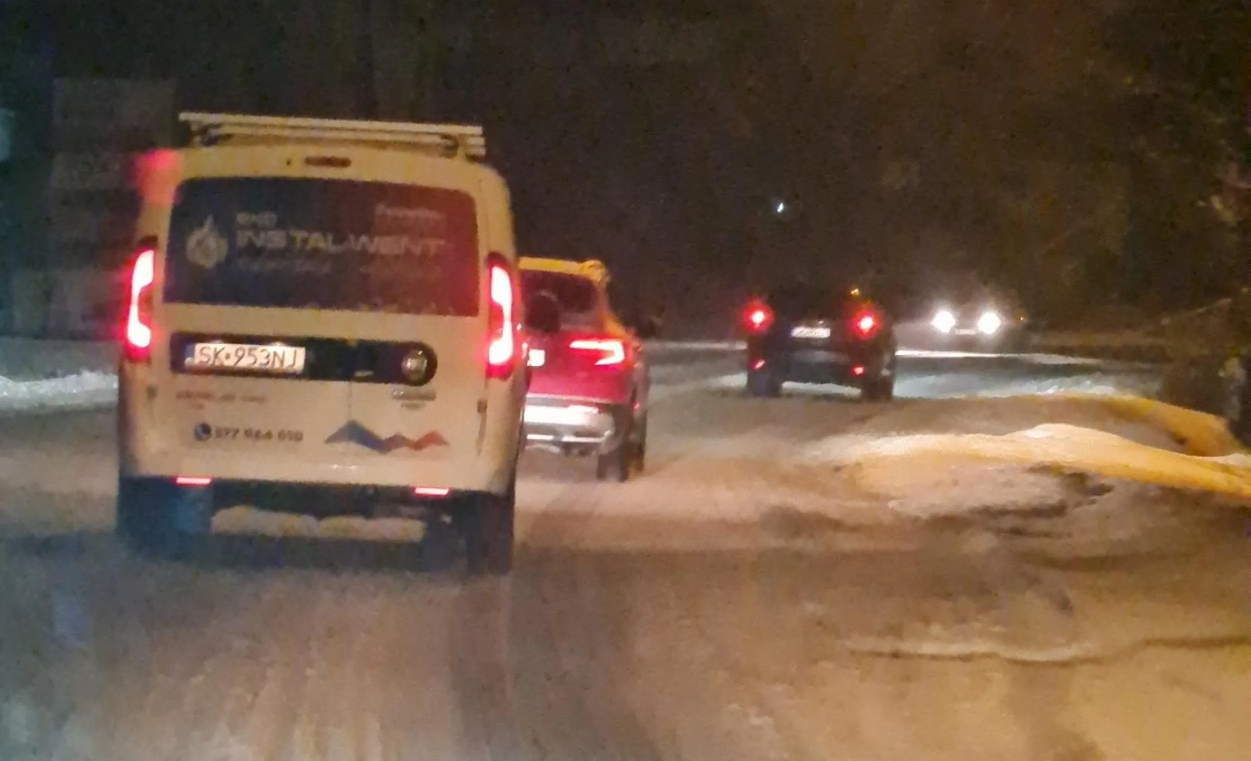 Warunki drogowe jak na zdjęciu - śnieg, ślisko, droga nie odśnieżona. Kierowca wyprzedza pojazd za pojazdem, nie ważne czy zakręt, czy ciągła, jedzie swoje. No siada na zderzak, co widać na zdjęciu...