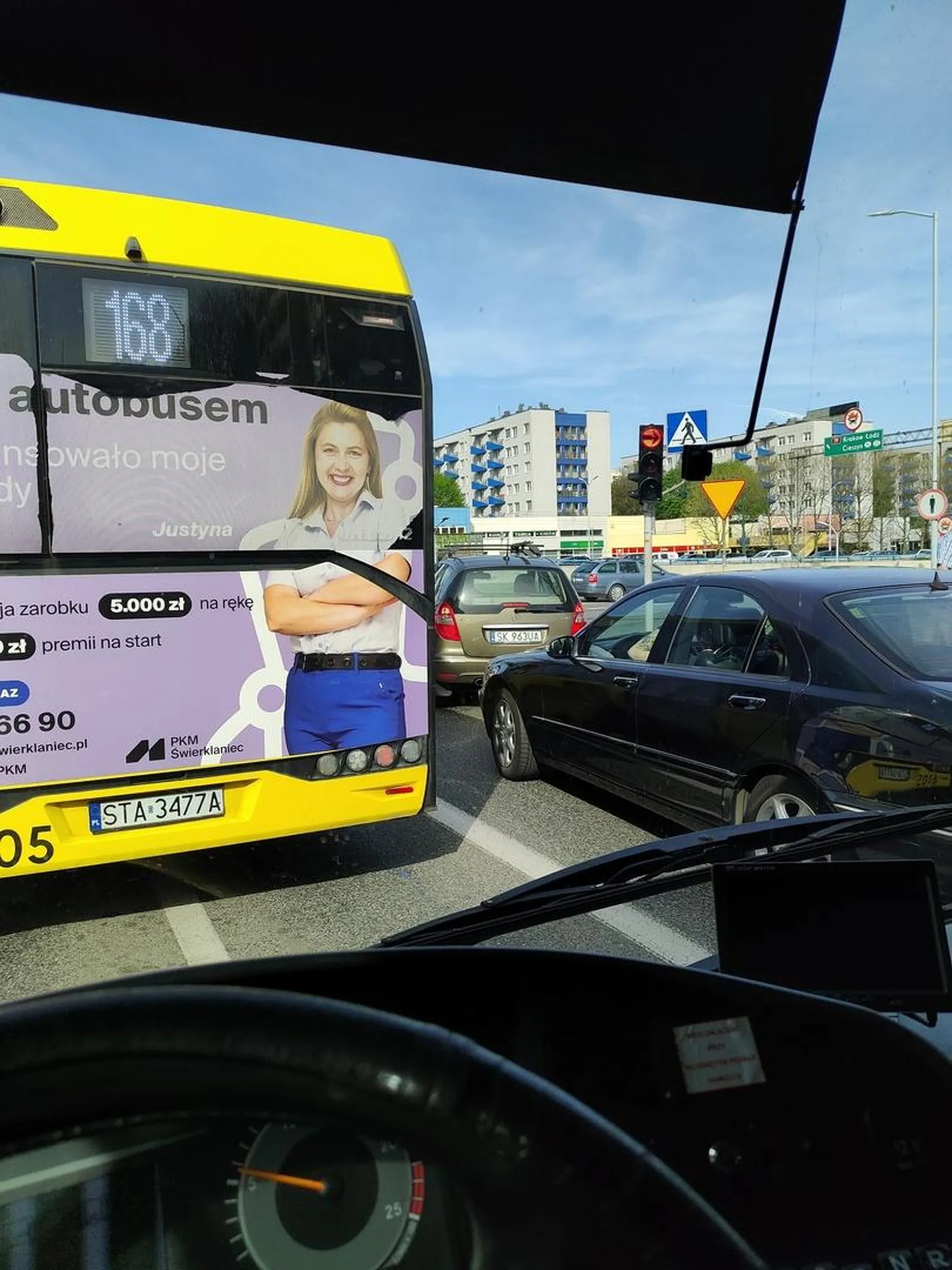 Ciul zmienia pas że skrajnego lewego na skrajny prawy zajeżdżając drogę autobusowi i jeszcze faka pokazuje.