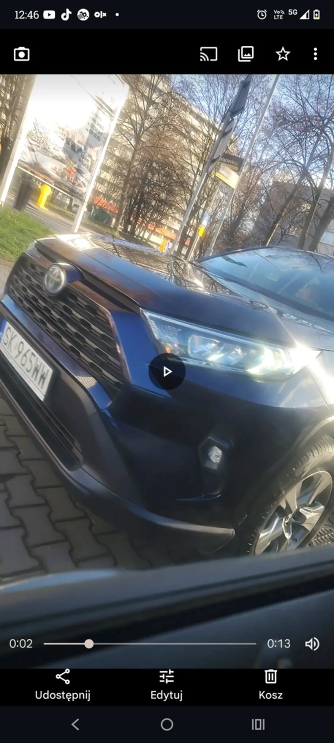 Brawo dla tępej pani która bez powodu zatrzymuje się na drodze bez jakich kolwiek przyczyn a po strawieniu umi damulka tępa pokazać środkowy palec jak by chciała się pochwalić ile jej wchodzi albo albo jak mały jest jej rozum