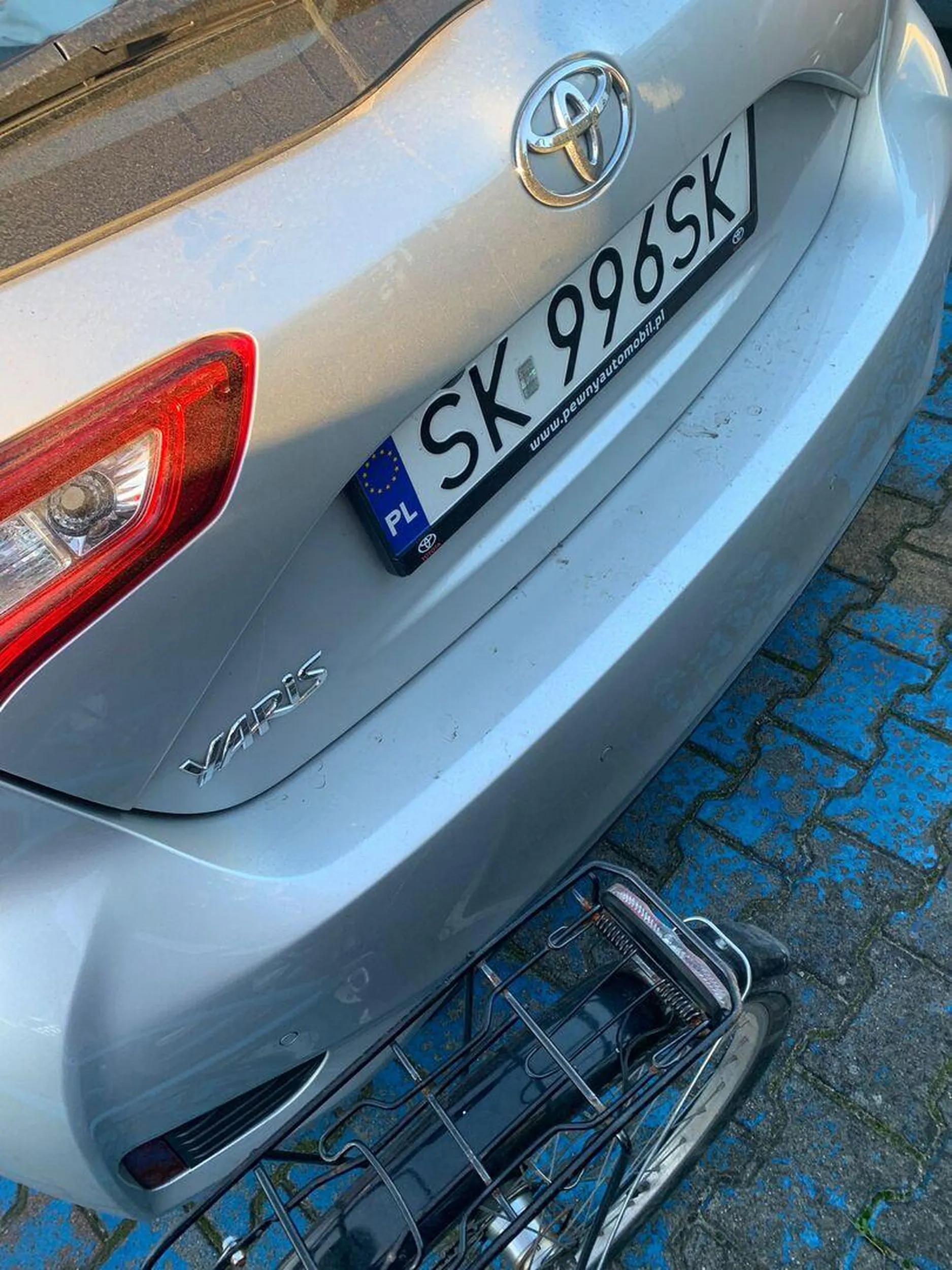 Kierowca parkuje na miejscu dla inwalidów bez karty parkingowej