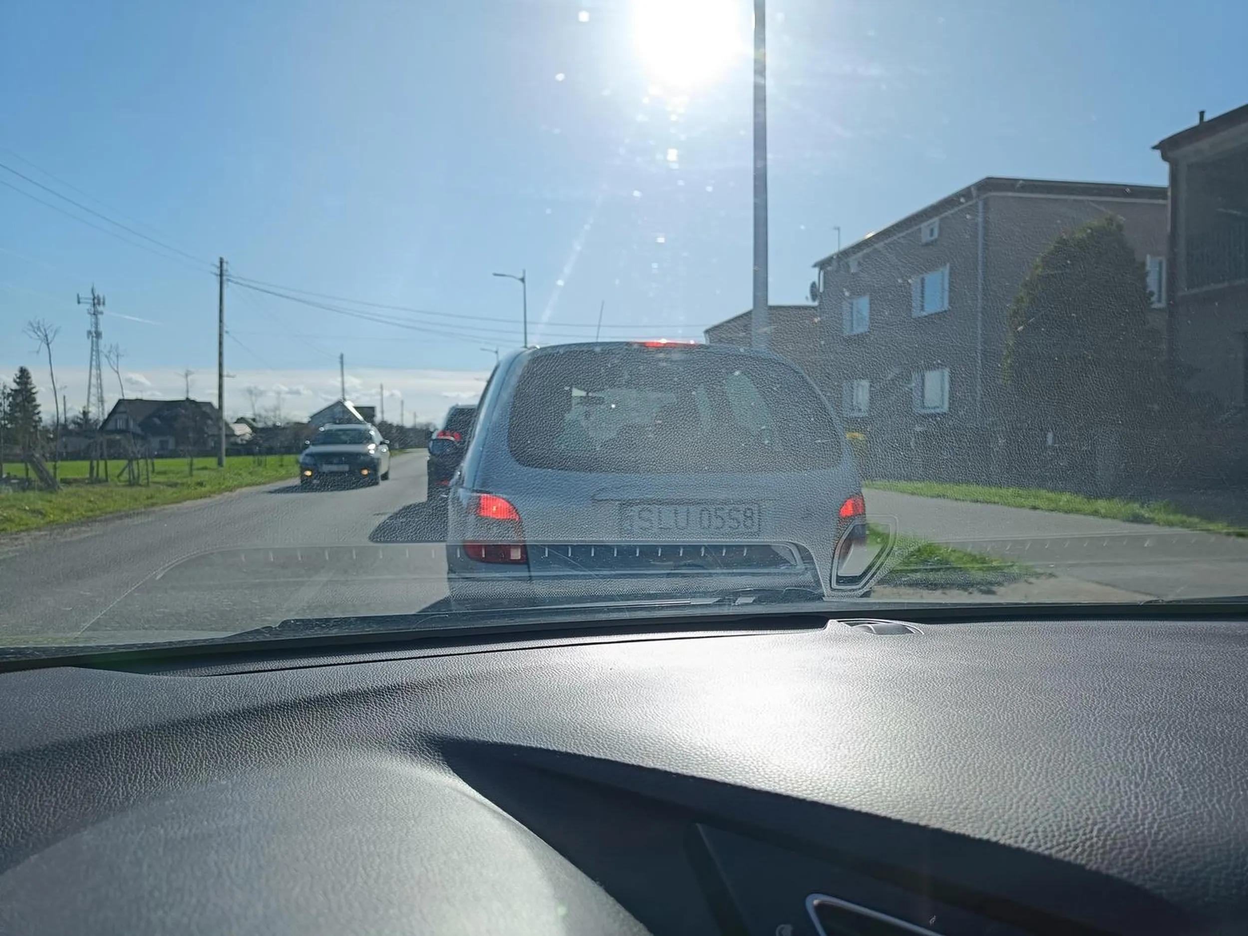 Tamuje ruch. Hamuje w losowych miejscach w korku stwarzając zagrożeni, mimo, że ma miejsce do jazdy.. Wygląda jakby polował na stłuczkę w korku.