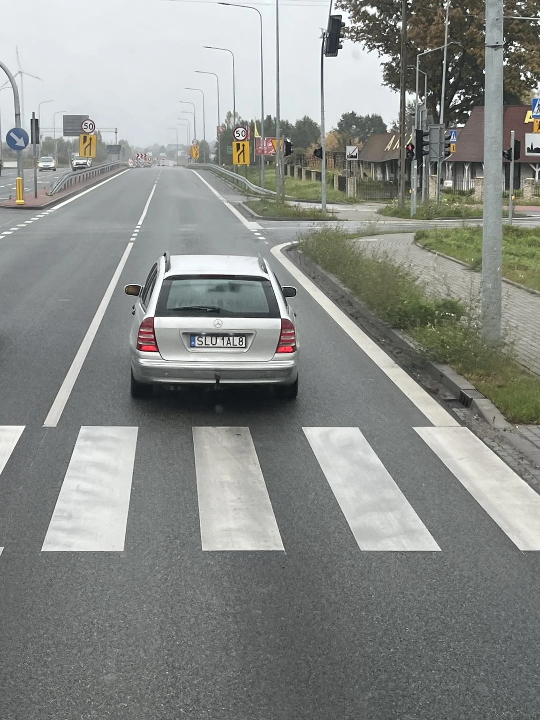 Miejscowy pajac szeryf który jedzie 30 km/h kiedy 40 tonowa ciężarówka zaczyna wyprzedzać przyspiesza i zwalnia równa z nią blokując możliwość wrócenia na prawy pas po kilku próbach na czerwonym świetle udaje się wjechać za niego po czym kierowca zaczyna bawić się wjeżdżanie przed kabinę i hamowanie do zera by wywołać uderzenie w tył. Samobójca normalnie nie ma wyobraźni ile zajmuje wyhamowanie takiego składu. Ten kierowca to istne zagrożenie nawet lewe lusterko miał pobite i wylany fotochrom to świadczy o nim