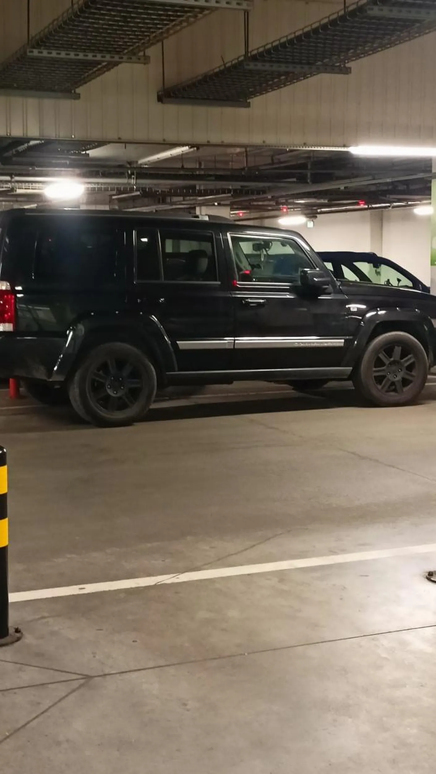 Bo po co zaparkować na miejscu jak można obok. Dwa metry bliżej do wejścia.