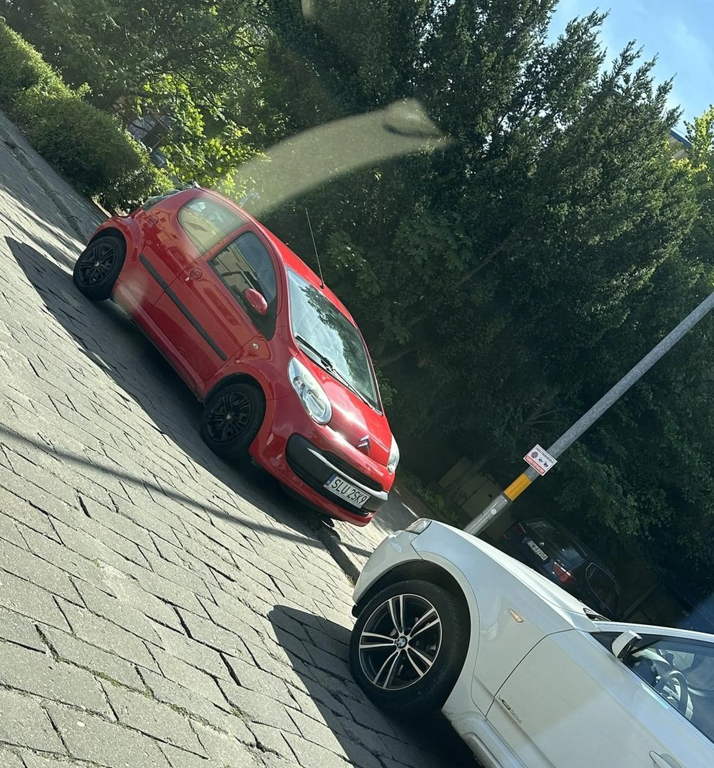 A pani z Citroena to chyba ślepa ;) Nie dość, że na zakazie, to jeszcze na wjeździe uniemożliwiając wyjazd firmowego samochodu