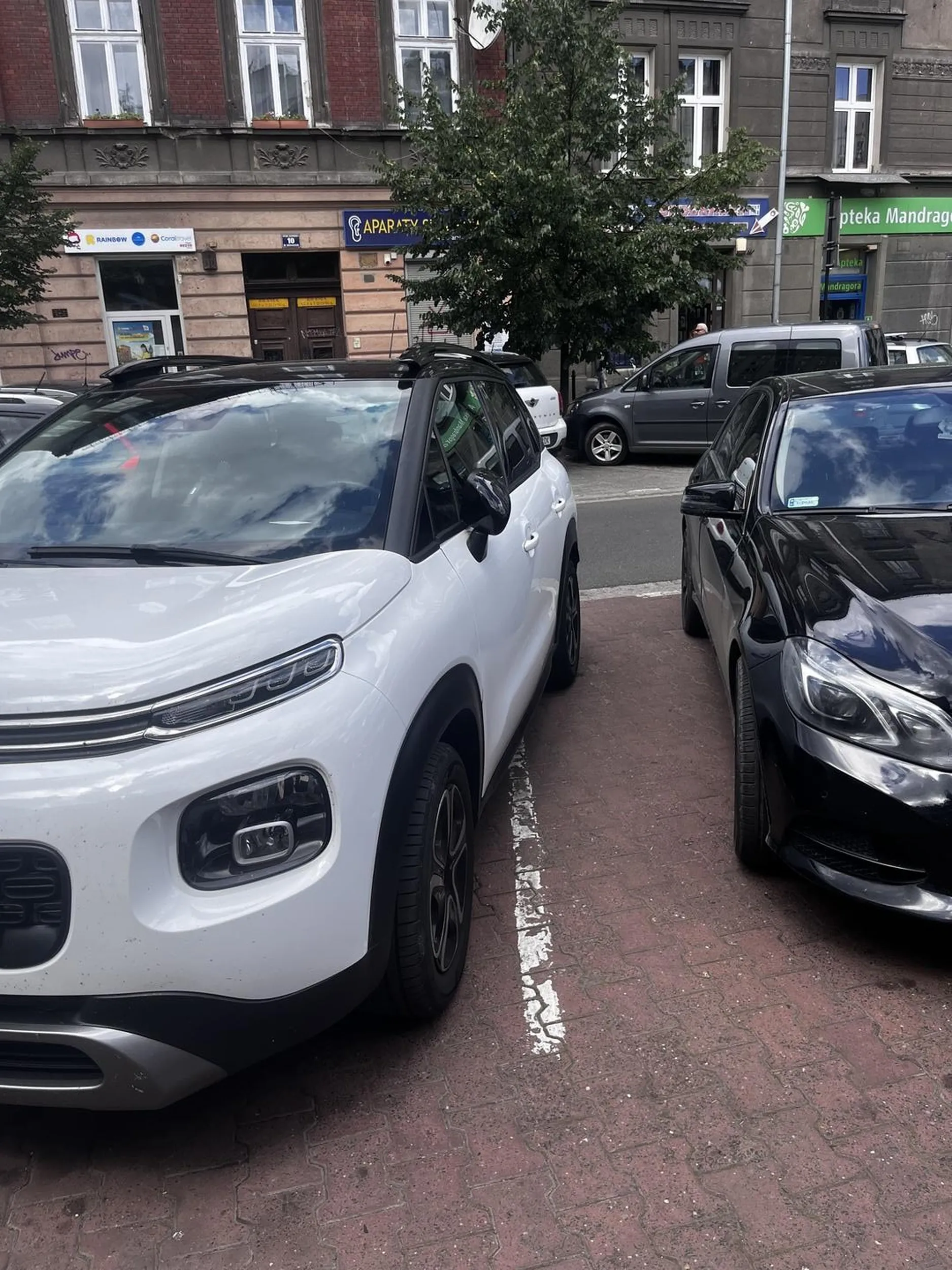 Jeszcze krzywej zaparkuj a najlepiej na dwoch miejscach