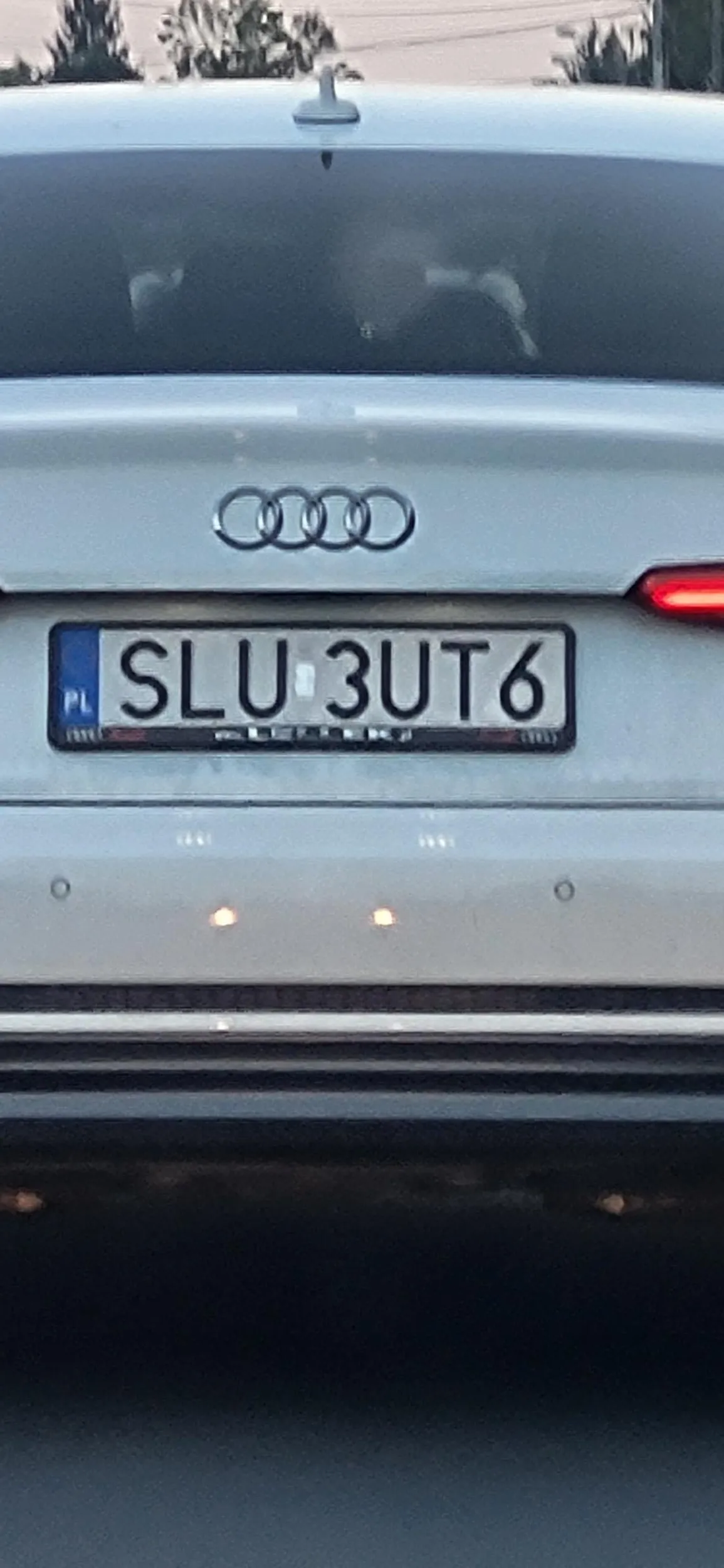 Pani za grosz nie unie jeździć po rondzie dwupasmowym i zajeżdżając drogę wymusza pierwszeństwo. Ps. Radzę nauczyć się przepisów drogowych.