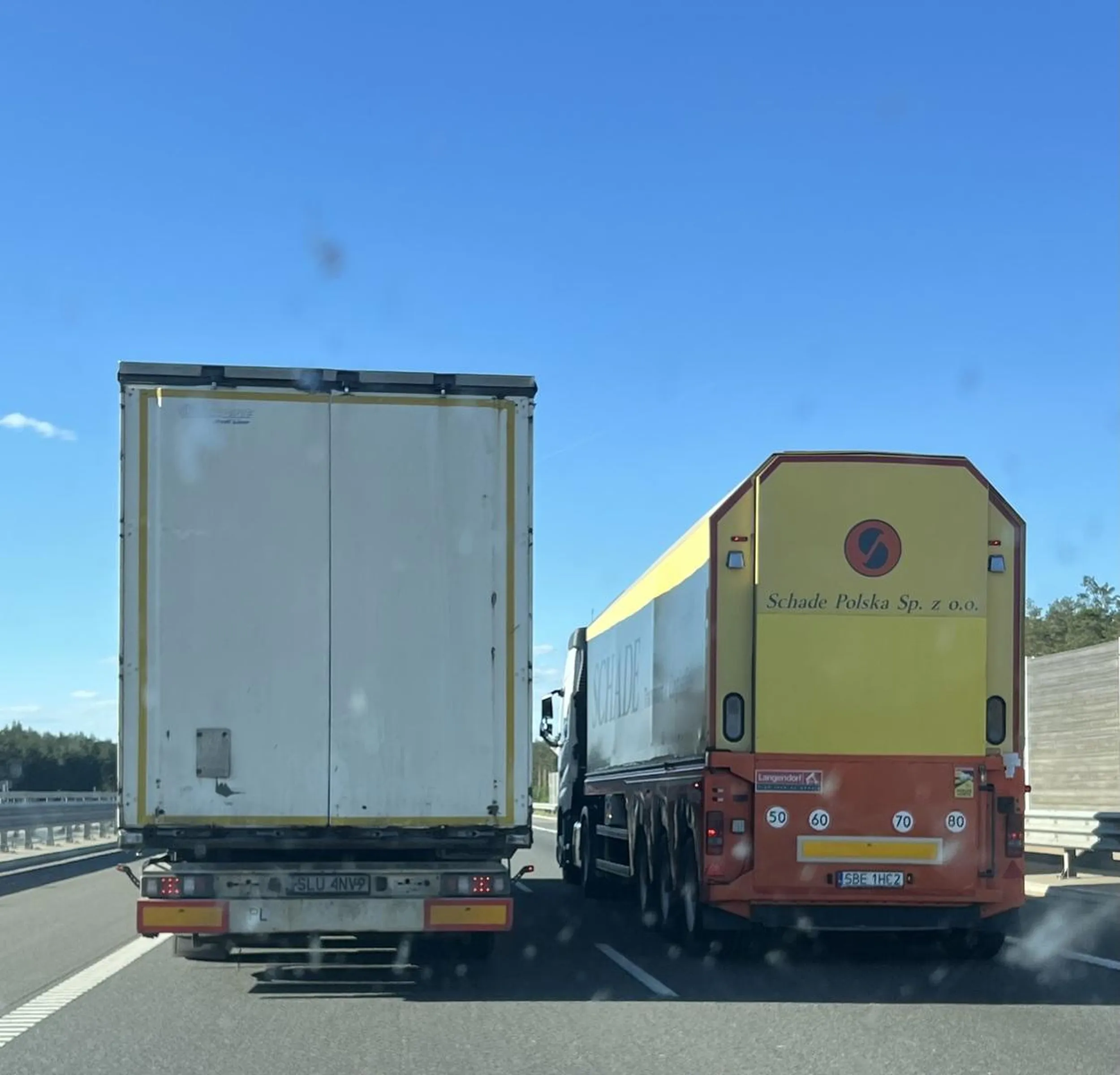 Ciężarówka stwarza zagrożenie, wjeżdżając na lewy pas na autostradzie