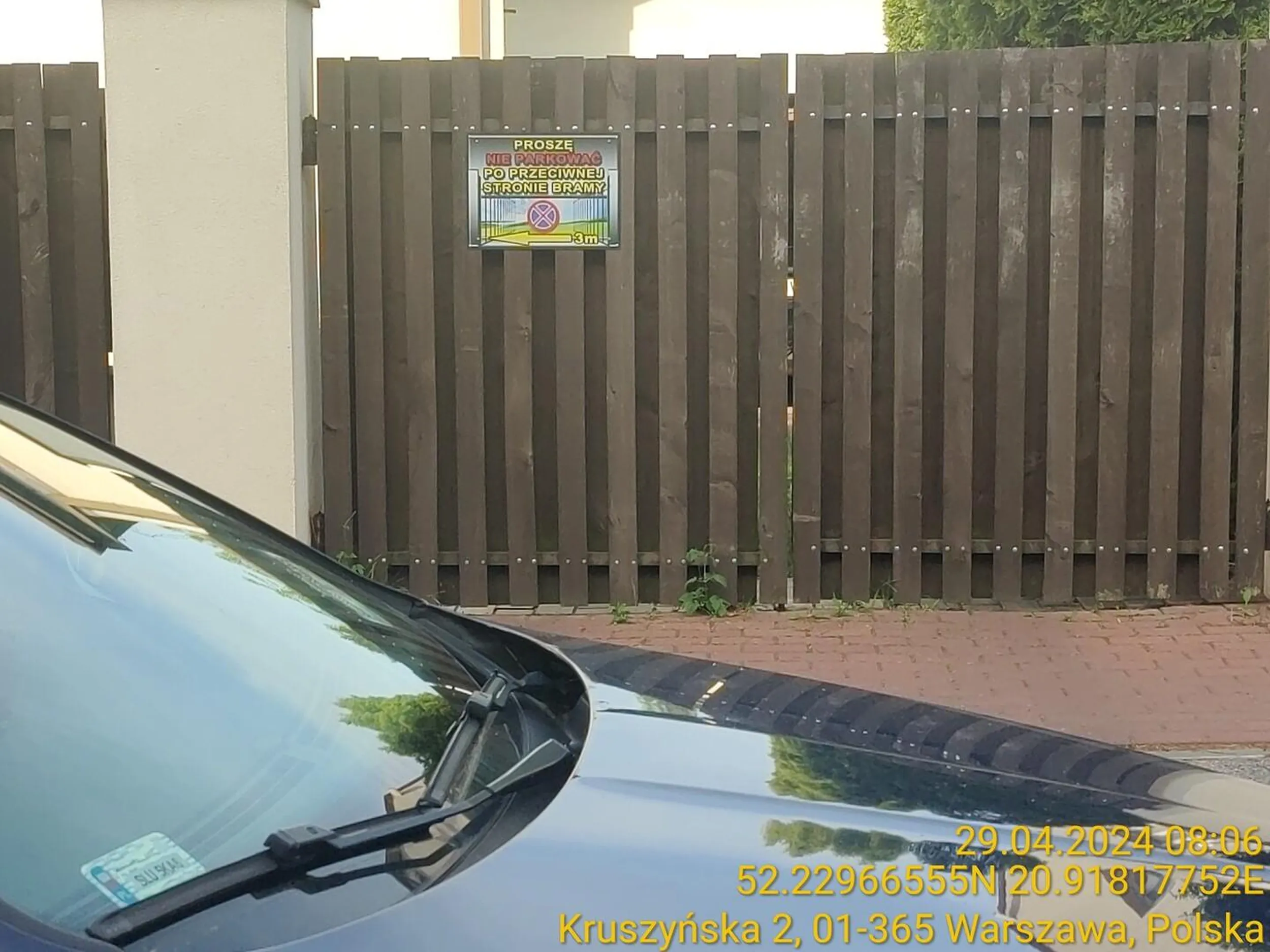 Przyjechał prostak do W-wy z Lublińca, zastawił bramę wyjazdową z posesji. Miał szczęście, że przyszedł bo patrol Straży Miejskiej już miał wzywać holownik, a wtedy "kulturalny" inaczej zapłaciłby dwa mandaty za holowanie i wykroczenie z art. 49 ust. 2 pkt 1 ustawy – Prawo o ruchu drogowym. Bezczelny oburzony za zwrócenie uwagi a w swym ograniczonym myśleniu nie rozumiejący, że popełnił wykroczenie.