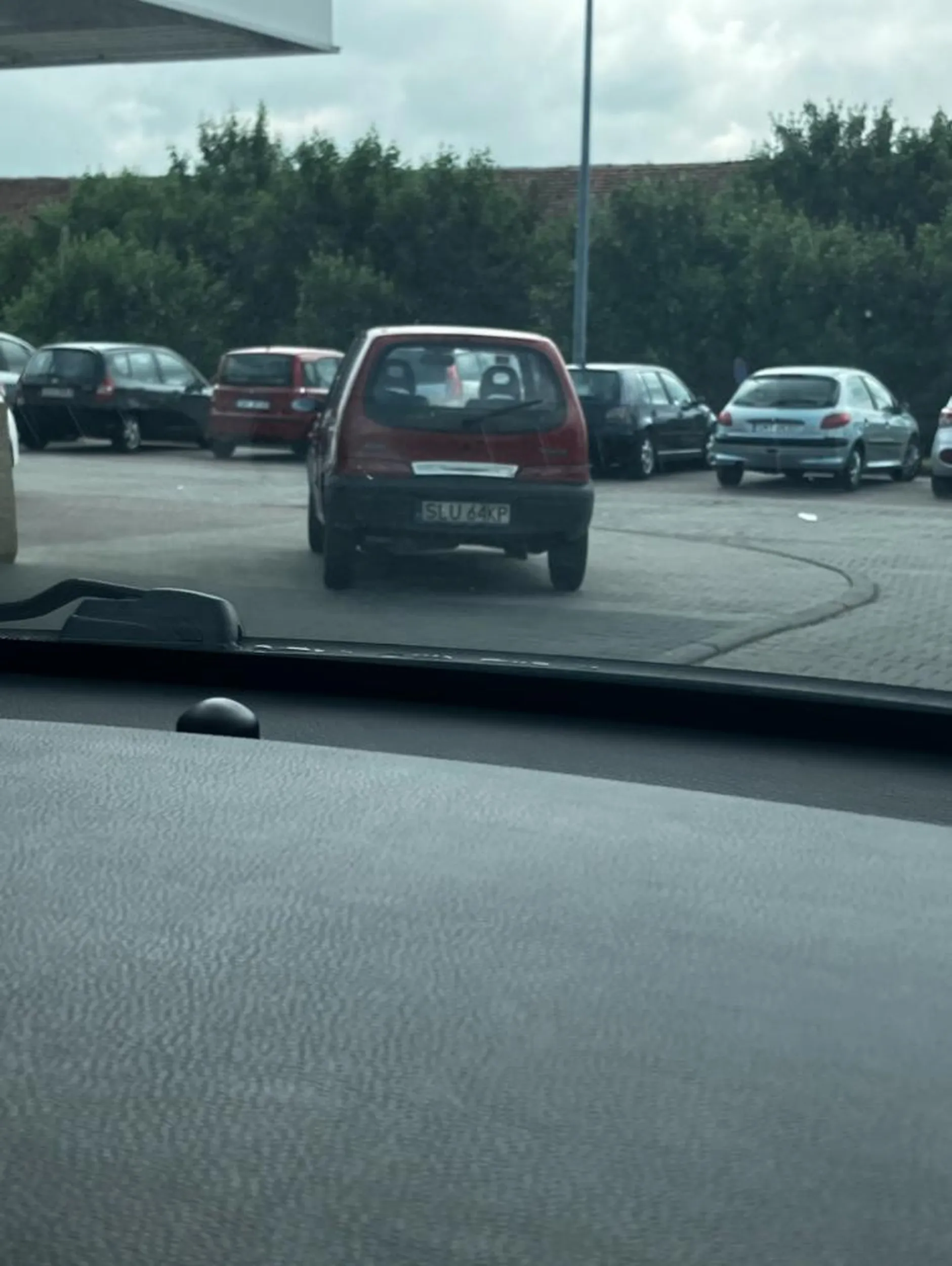 Bliżej wejścia trzeba było stanąć bo przecież parking cały zajęty nie?