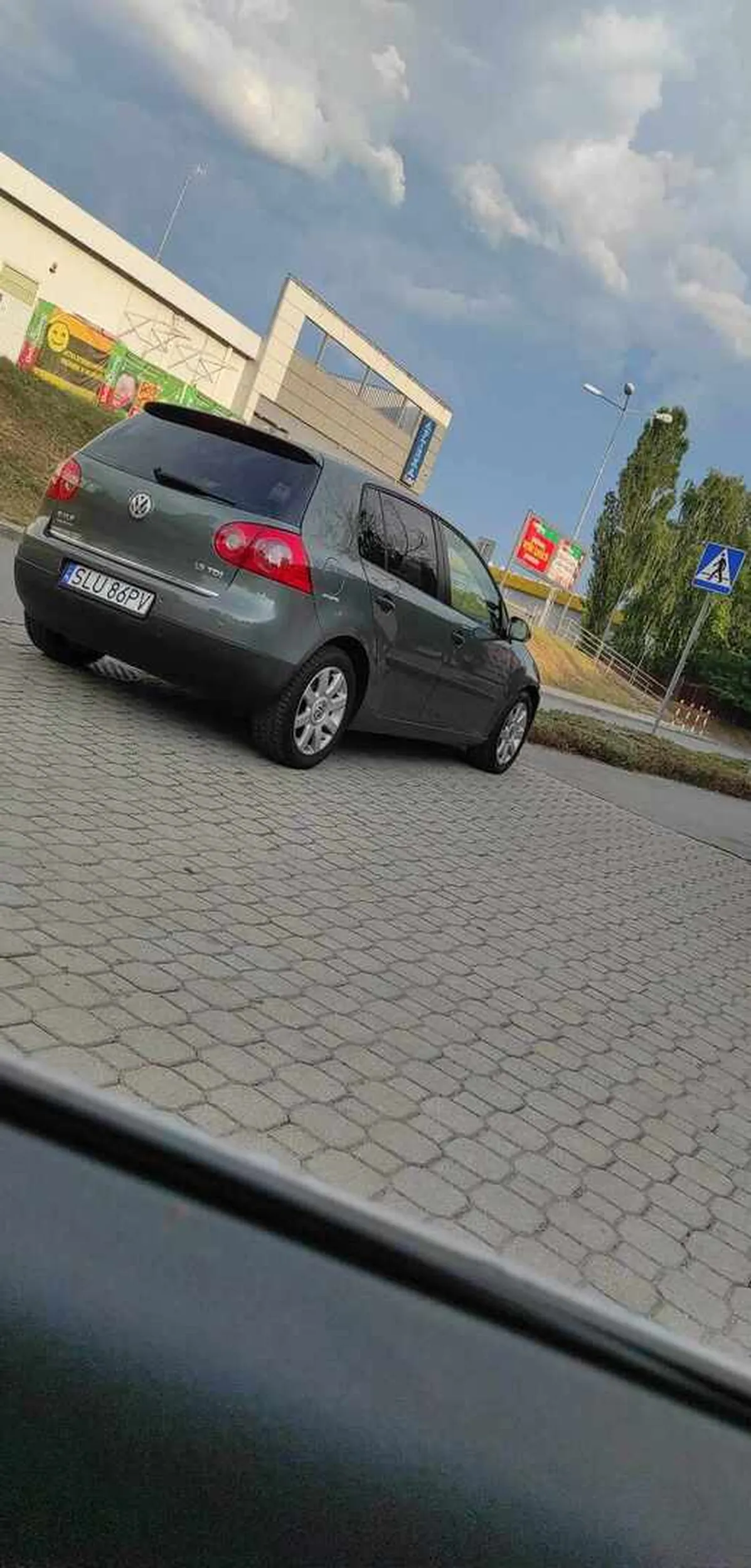 Kierowca w dniu 15.07.2024 na TWM stoi jak jakiś zaje***y królewicz i myśli że jemu to parkowanie w tym miejscu to się należy. Polecam ci się zapoznać gdzie można parkować