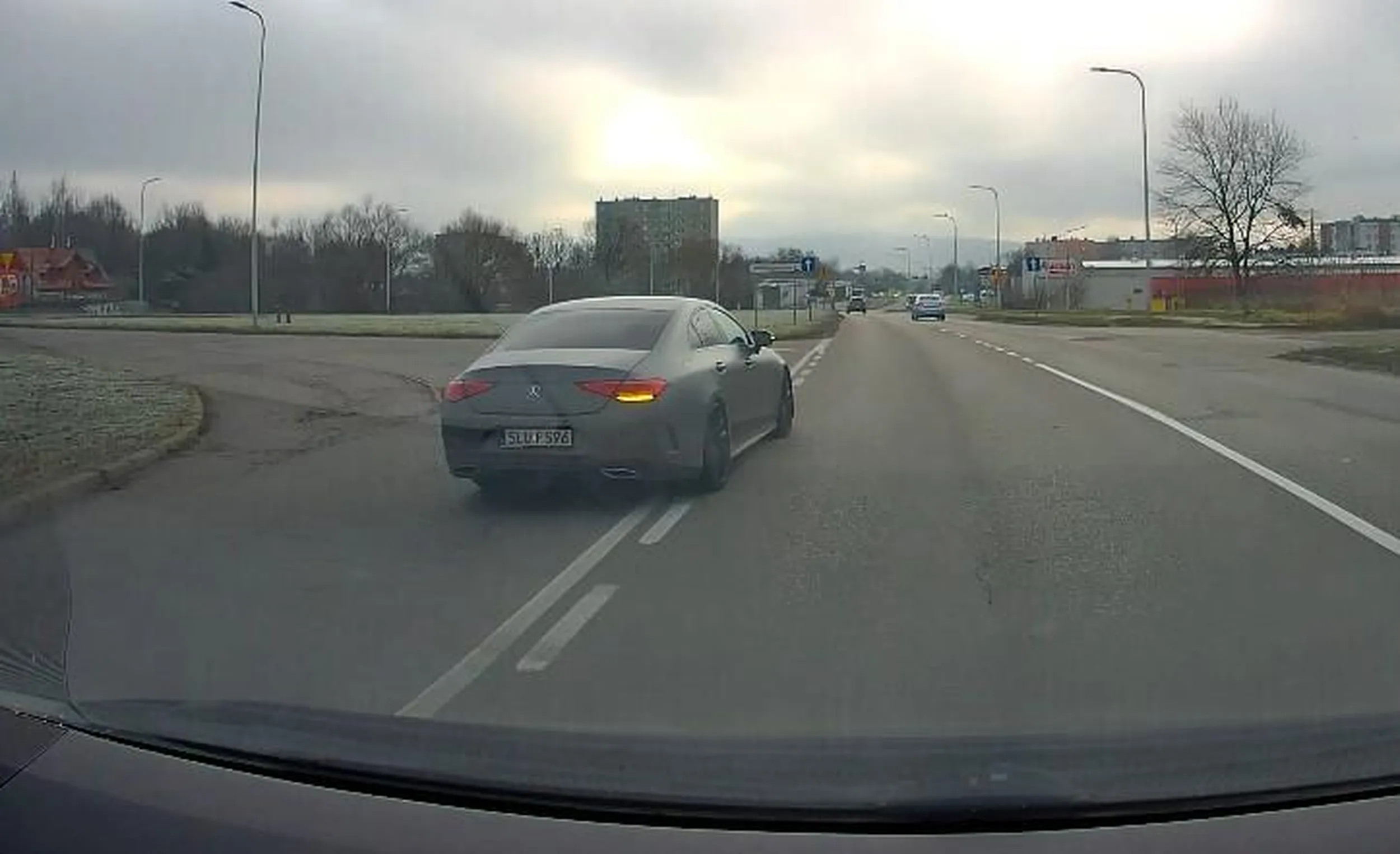 Wyprzedzanie przez rondo po lewej stronie. Wymuszenie hamowania!