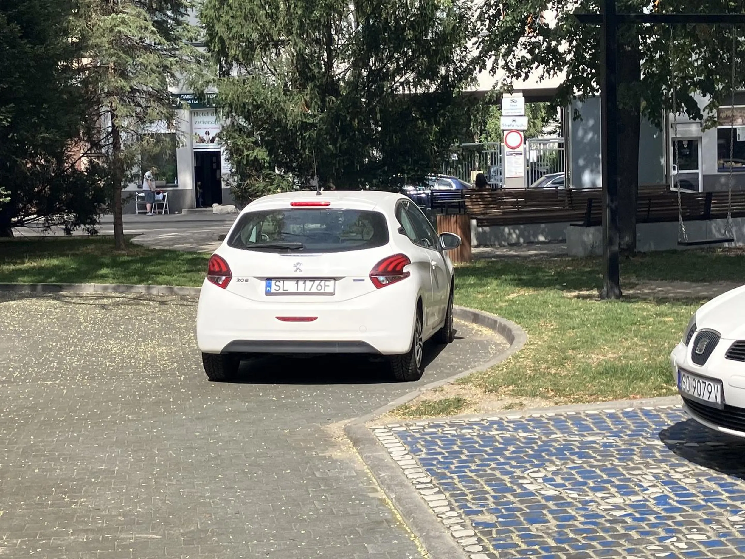 Parkuje na rondzie!!! Trzeba być niepełnosprawnym umysłowo!!! Stwarza zagrożenie i uniemożliwia normalny, bezpieczny wyjazd z ronda! Co za buractwo!