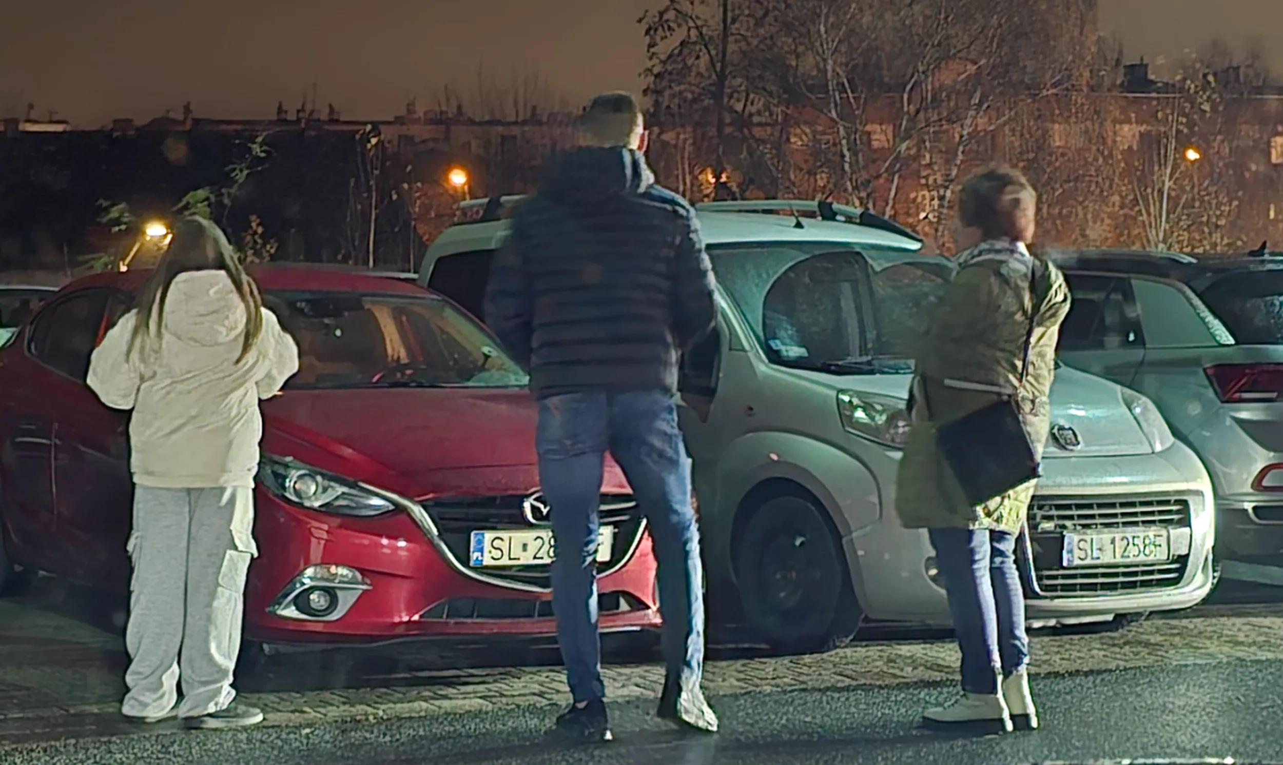 Panu tak się spieszyło, że zaparkował blokując kompletnie wejście do czerwonej mazdy i pani musiała się denerwować i czekać. Jak nie umiesz parkować zostawiając odpowiednią ilość miejsca po obu stronach to może przesiądź się na rower albo z buta.