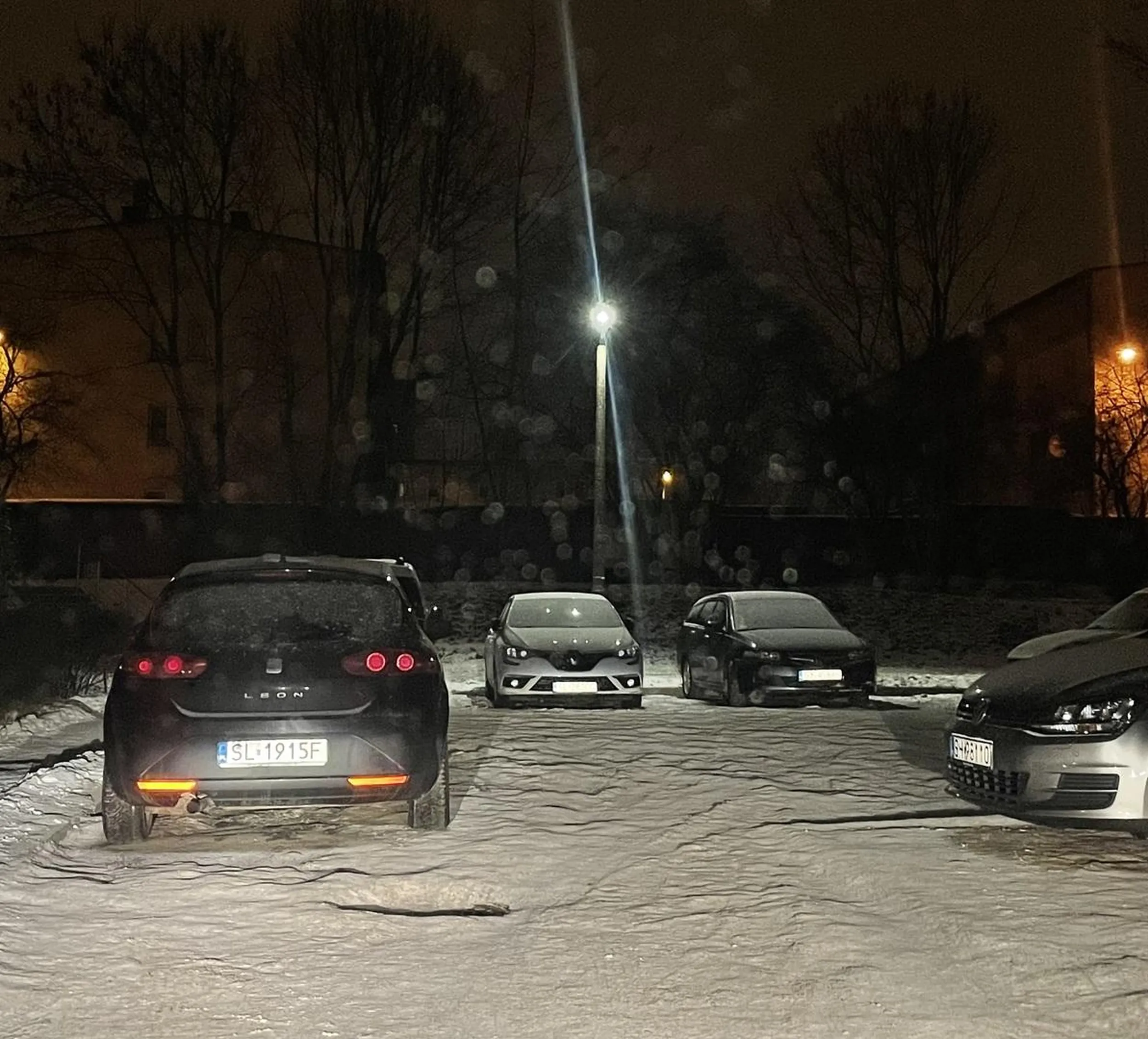 Przestań stawiać tą mydelniczke w przejeździe, nikt nie ma zamiaru jeździć po krawężnikach żeby ominąć twojego leonika. Pozdrawiam cieplutko