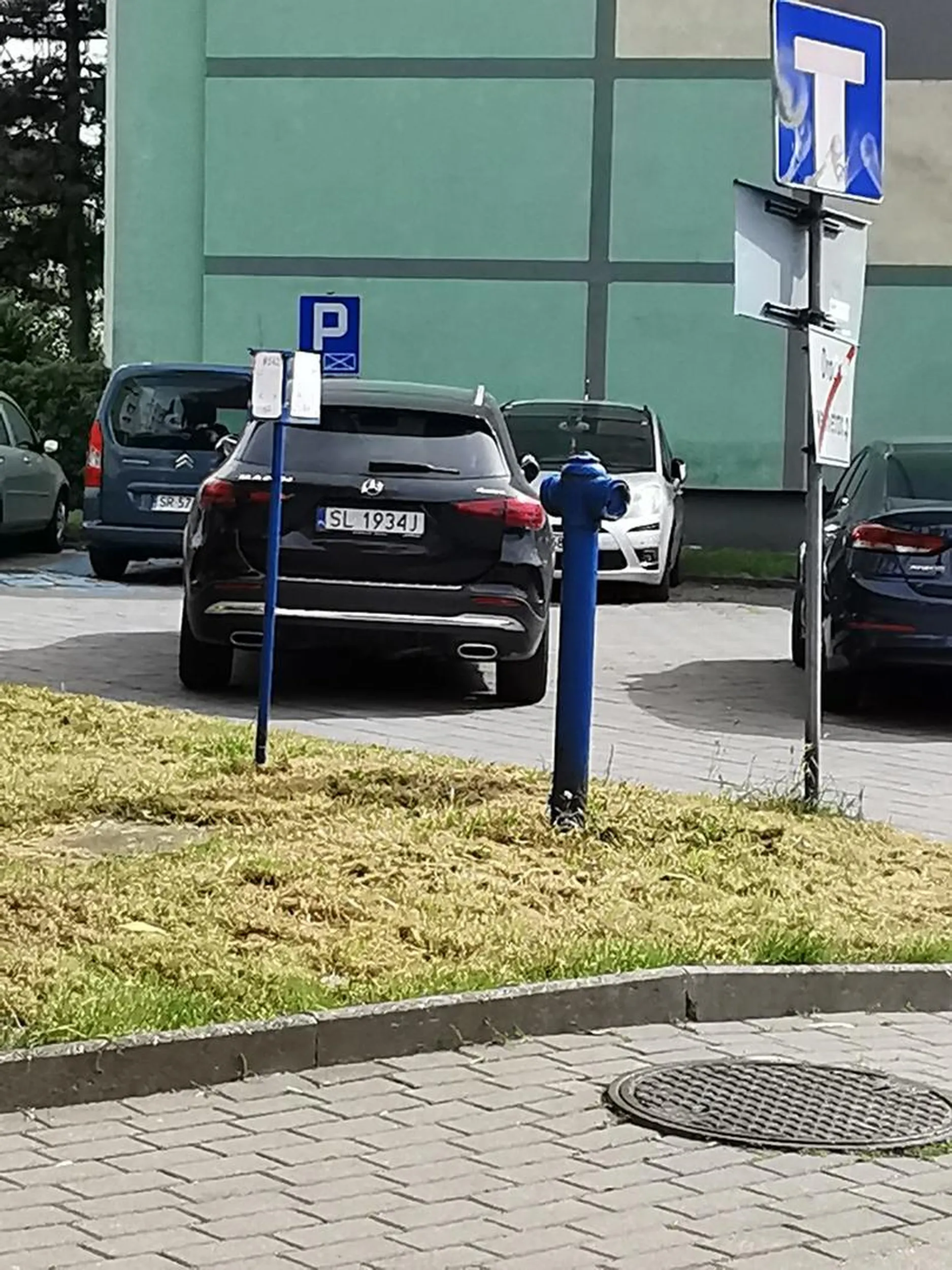 Parkowanie na wzjedzie 2km dalej od innego auta bo powietrze porysuje mercedesika pozdrawiam