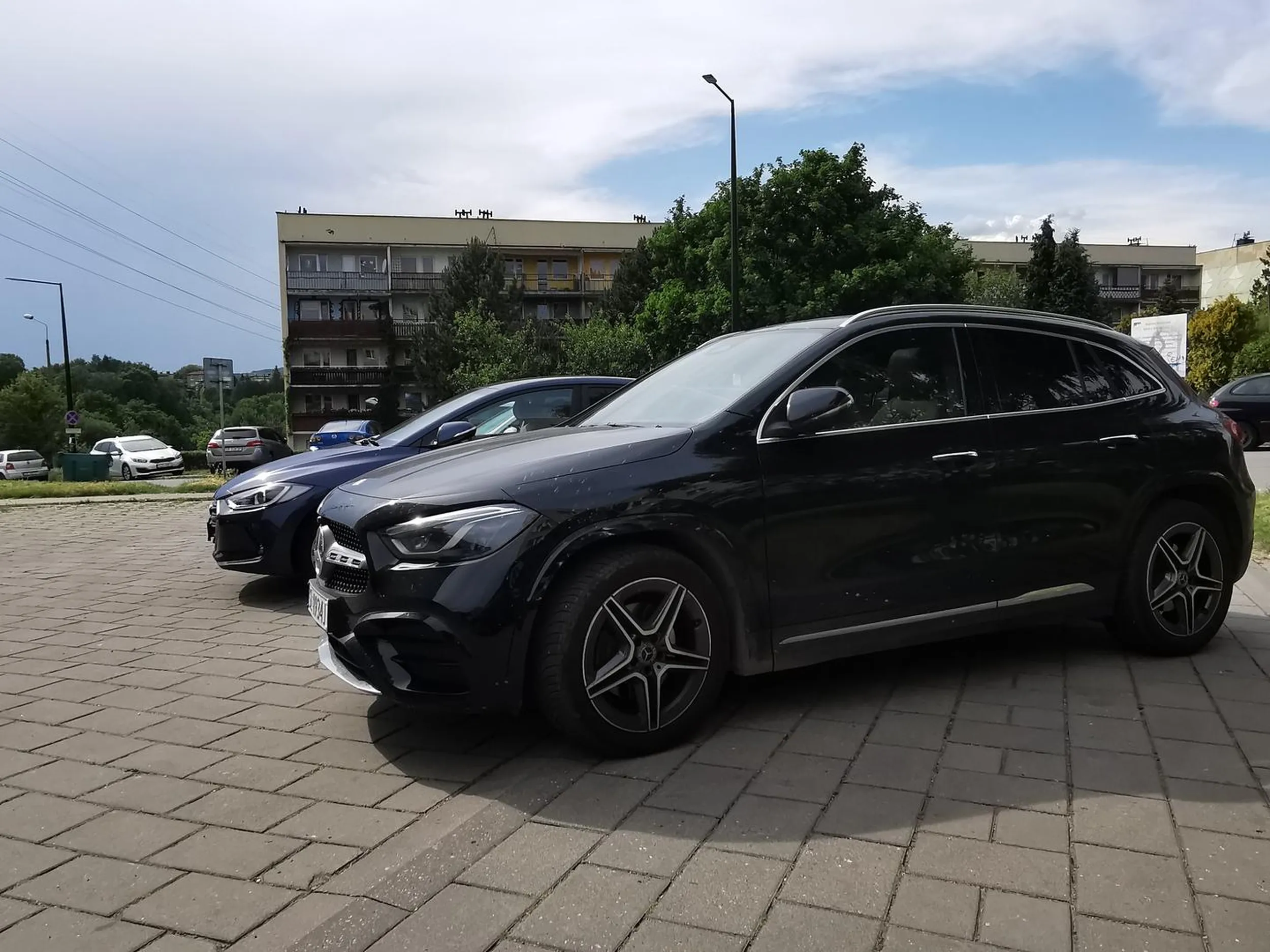 Parkowanie na wzjedzie 2km dalej od innego auta bo powietrze porysuje mercedesika pozdrawiam