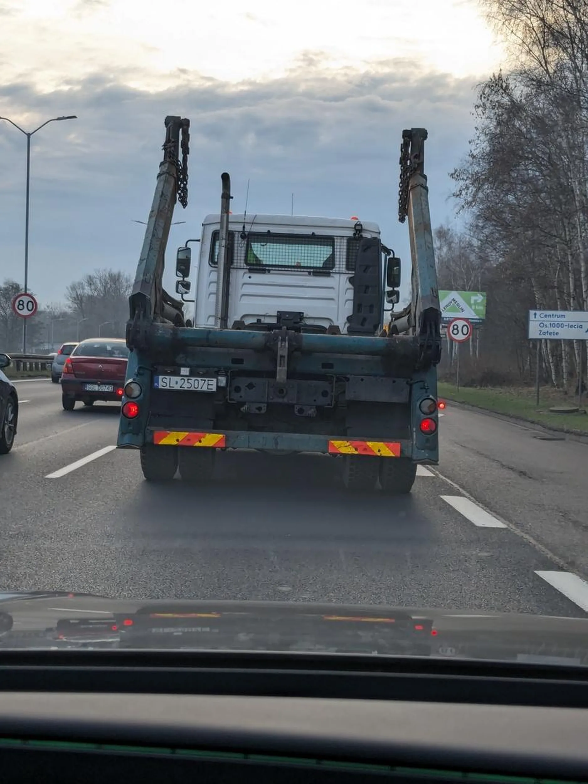 Nie potrafi jeździć na suwak, trzyma się na chama na zderzaku auta poprzedzającego o mało nie miażdżąc auta, które chciało zgodnie z obowiązującymi przepisami włączyć się do ruchu. Gość zyskał na tym jakąś sekundę? Nie wiem co to miało na celu.