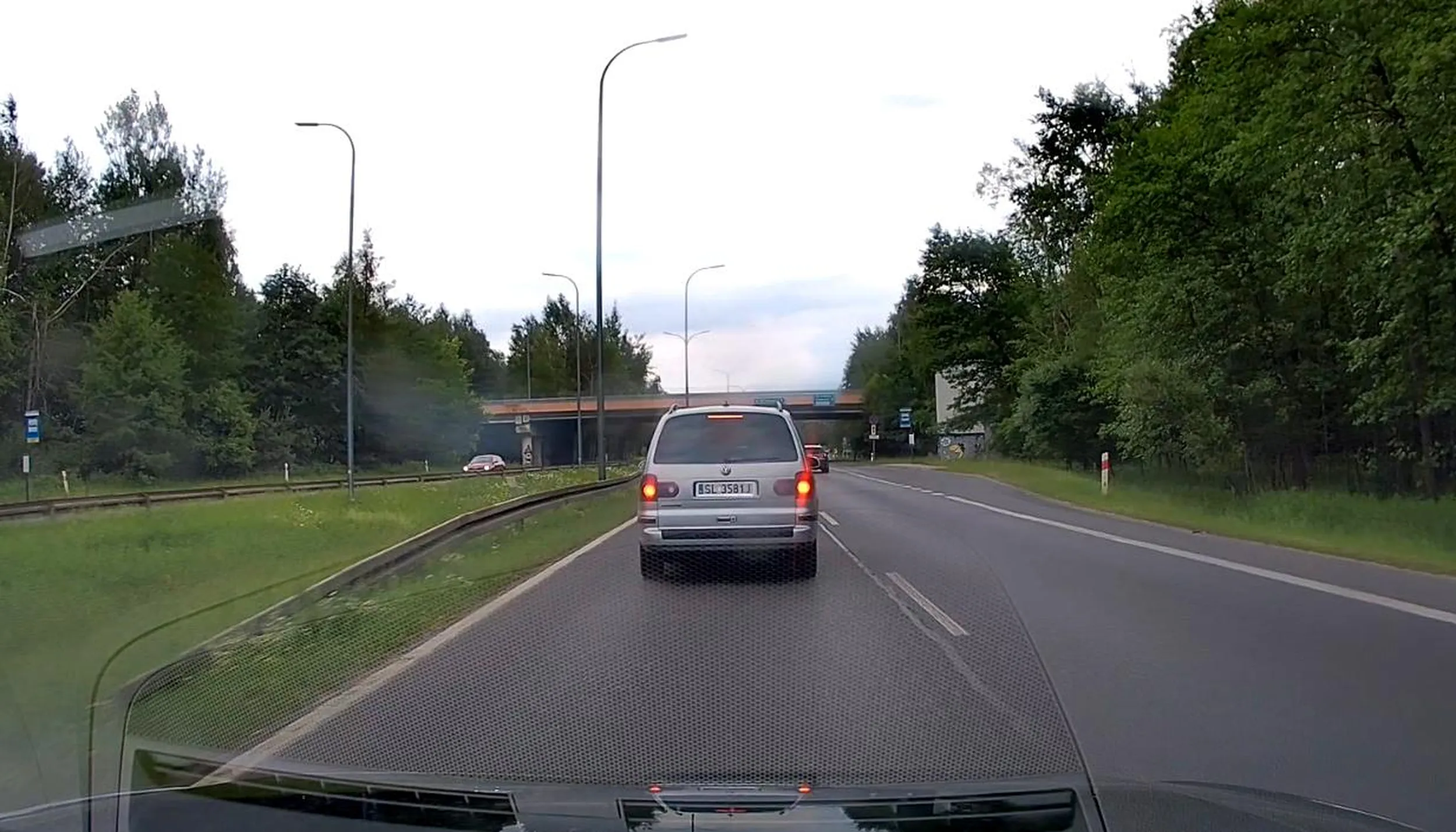 Uwaga na Kierowcę !!!! Najgorszy typ - poganiacz długimi, mający  gdzieś ograniczenia na drodze. Jak już masz miejsce żeby zjechać, kilkakrotnie  hamuje przed maską. I dziwne nagle ma czas żeby zajechać Ci drogę blokować ruch i pokazać przez szybę kto tu rządzi. Zgłaszać od razu na policje, trzeba taką patologie wyplewić z naszych dróg, zanim doprowadzi do tragedii!