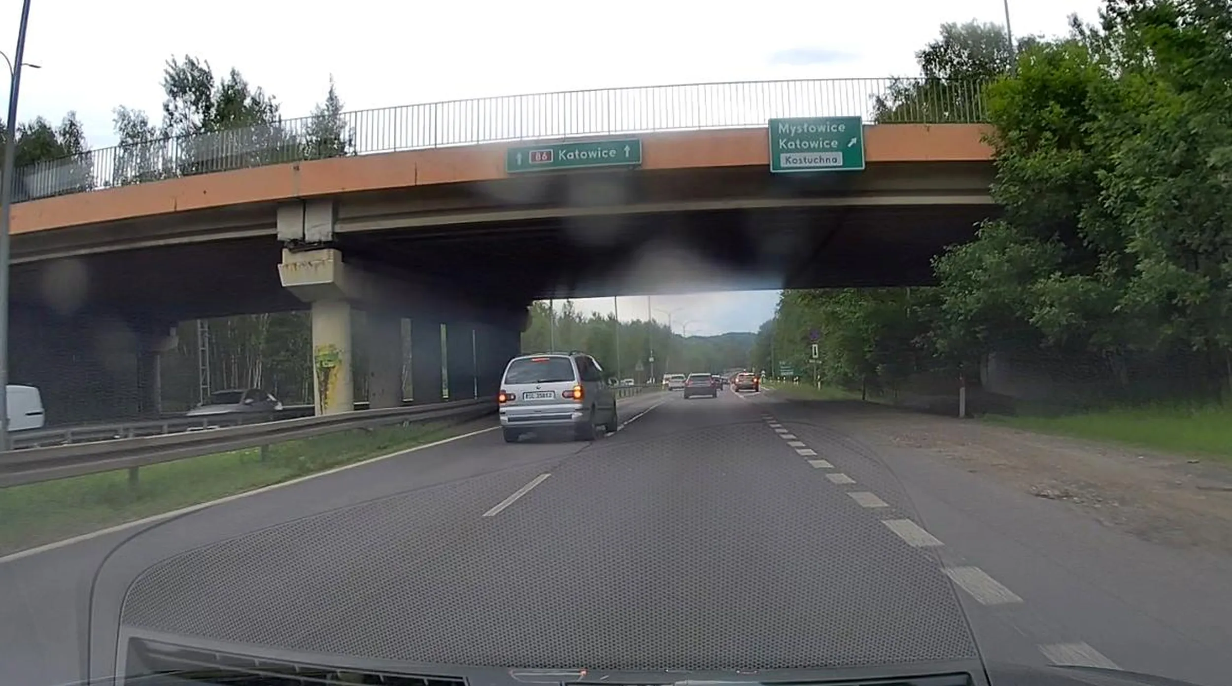 Uwaga na Kierowcę !!!! Najgorszy typ - poganiacz długimi, mający  gdzieś ograniczenia na drodze. Jak już masz miejsce żeby zjechać, kilkakrotnie  hamuje przed maską. I dziwne nagle ma czas żeby zajechać Ci drogę blokować ruch i pokazać przez szybę kto tu rządzi. Zgłaszać od razu na policje, trzeba taką patologie wyplewić z naszych dróg, zanim doprowadzi do tragedii!