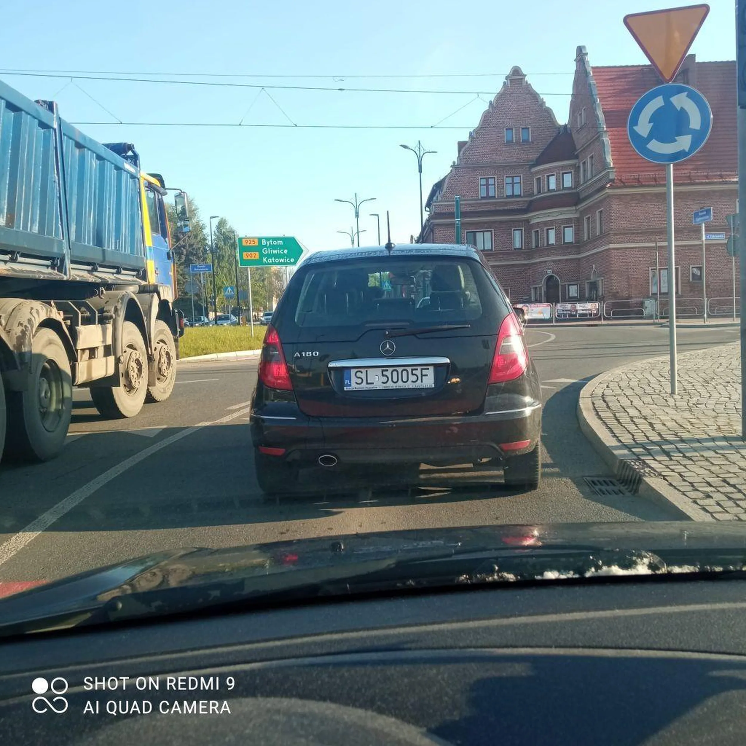 Zastanawiam się, co ma w głowie człowiek, który jadąc 30 km/h (i ma do tego prawo), podczas kiedy jest wyprzedzany przez innego użytkownika drogi (bo ten również ma do tego prawo), nagle przyspiesza, utrudnia wyprzedzanie, blokuje etc.? Chyba powinienem zapytać czego nie ma... Nie ma zbyt wysokiej inteligencji... Jego pasażerka (chyba żona) również, skoro pozwala na takie chamskie zachowanie.