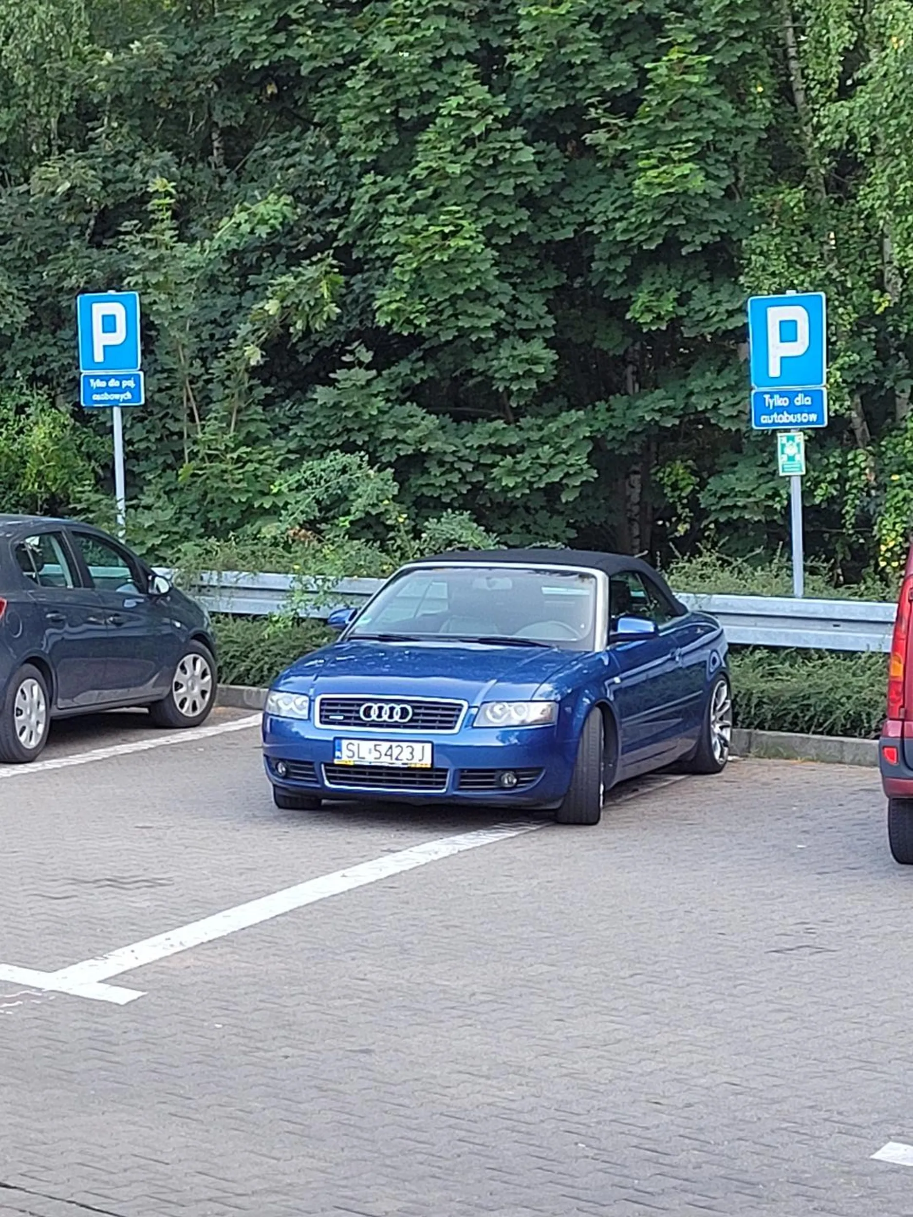 Po czym poznać że kierowca cierpi na impotencje i ma IQ niższe niż ograniczenie prędkości w zabudowanym ?