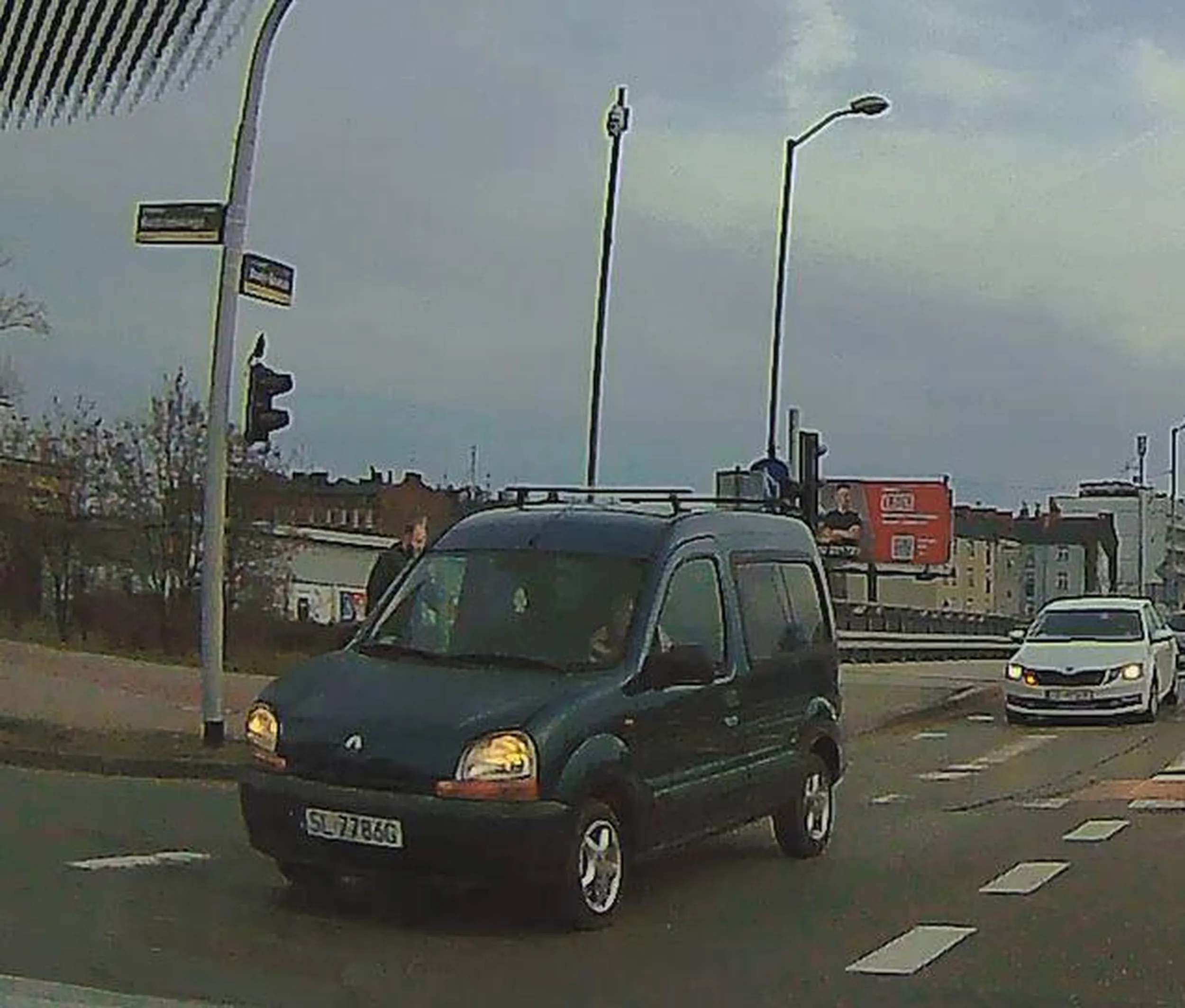 Nie siedź, babo, na telefonie podczas prowadzenia, bo w końcu wyłapiesz mandat.