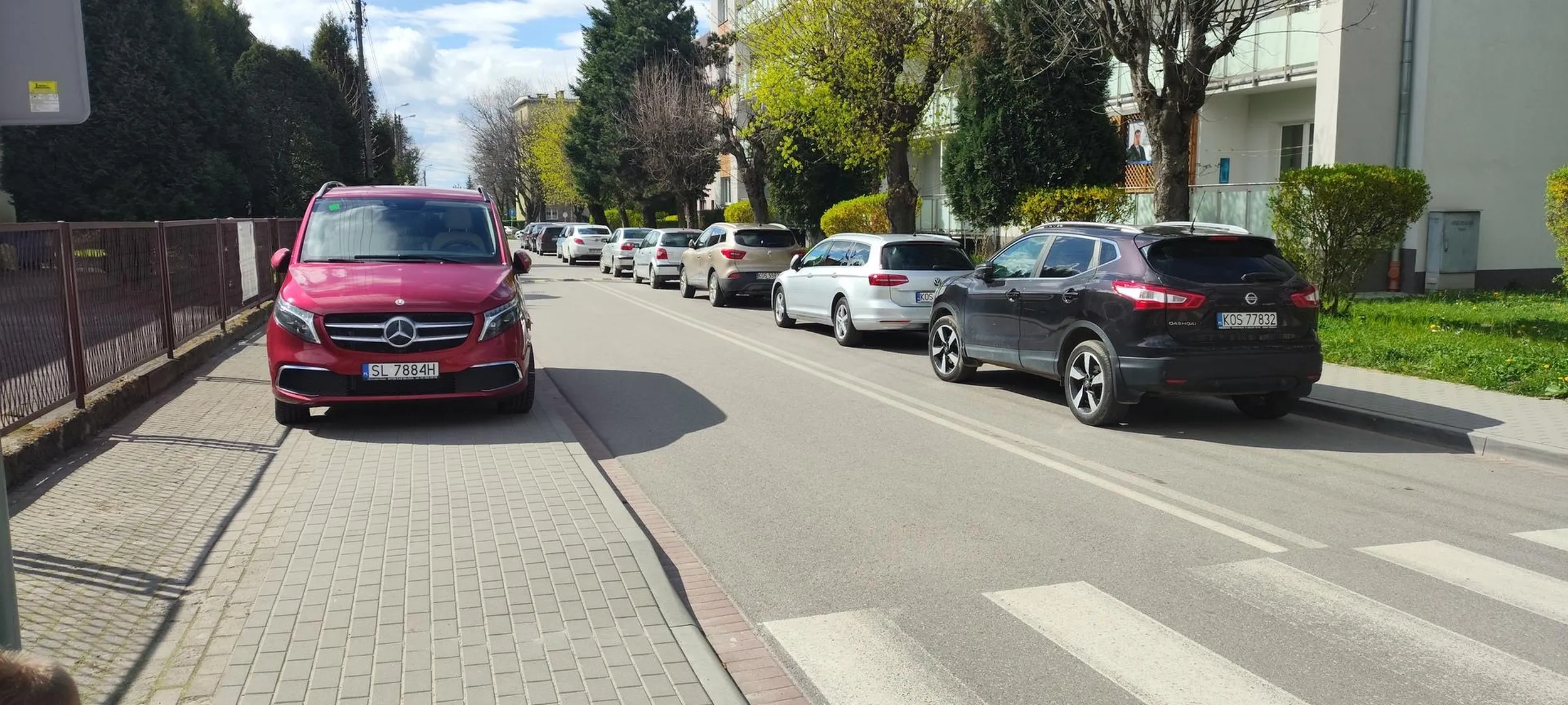 parkowanie na chodniku zasłaniając przejście dla pieszych przy przedszkolu