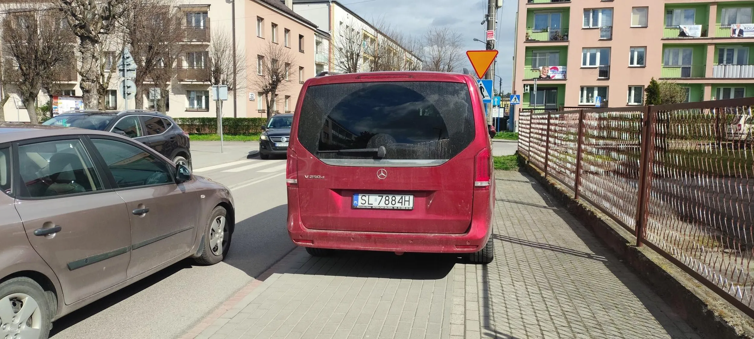 parkowanie na chodniku zasłaniając przejście dla pieszych przy przedszkolu