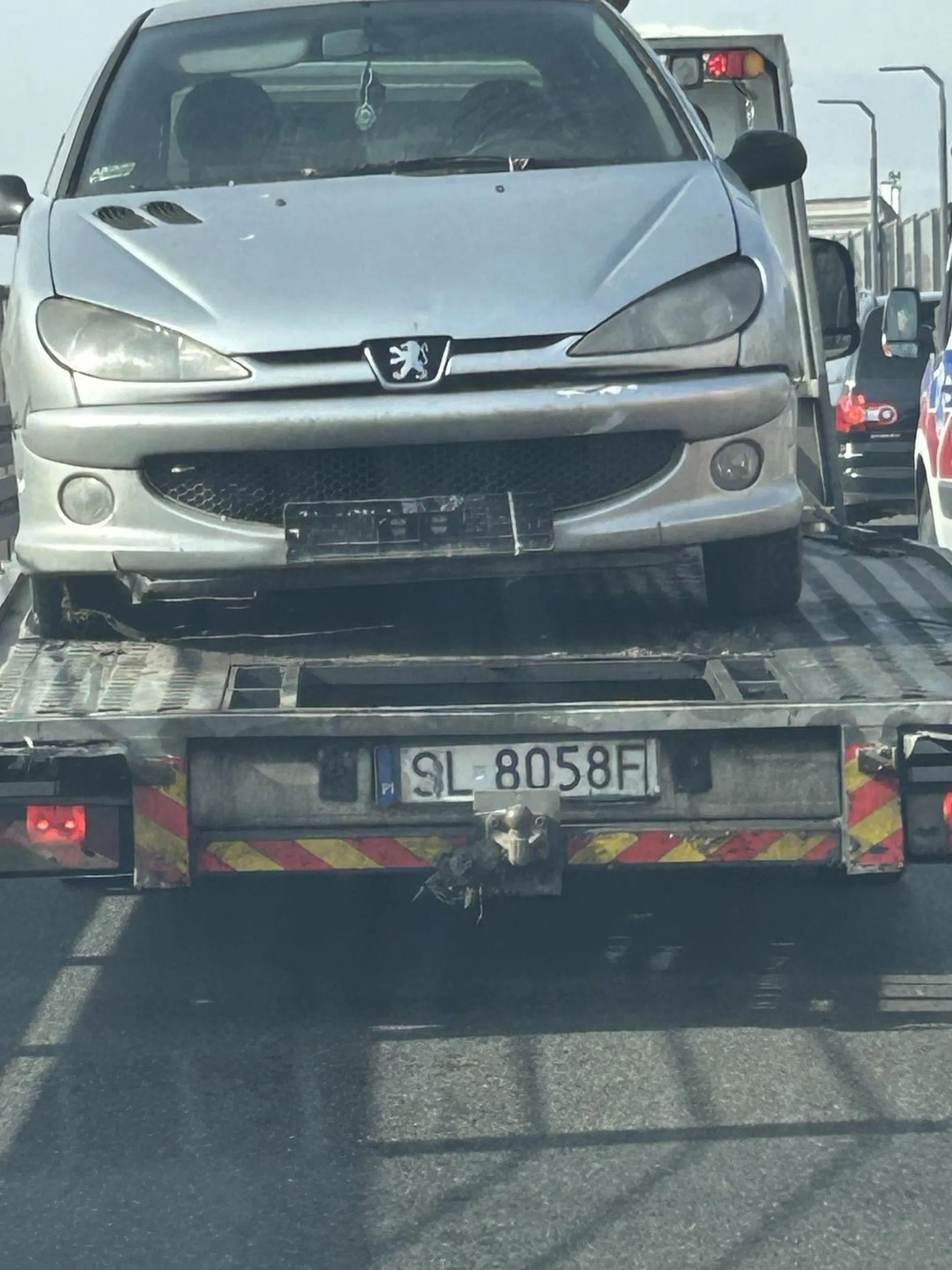 Drogowy cham ściął zakręt prawie uszkadzając 3 samochody w Chorzowie.