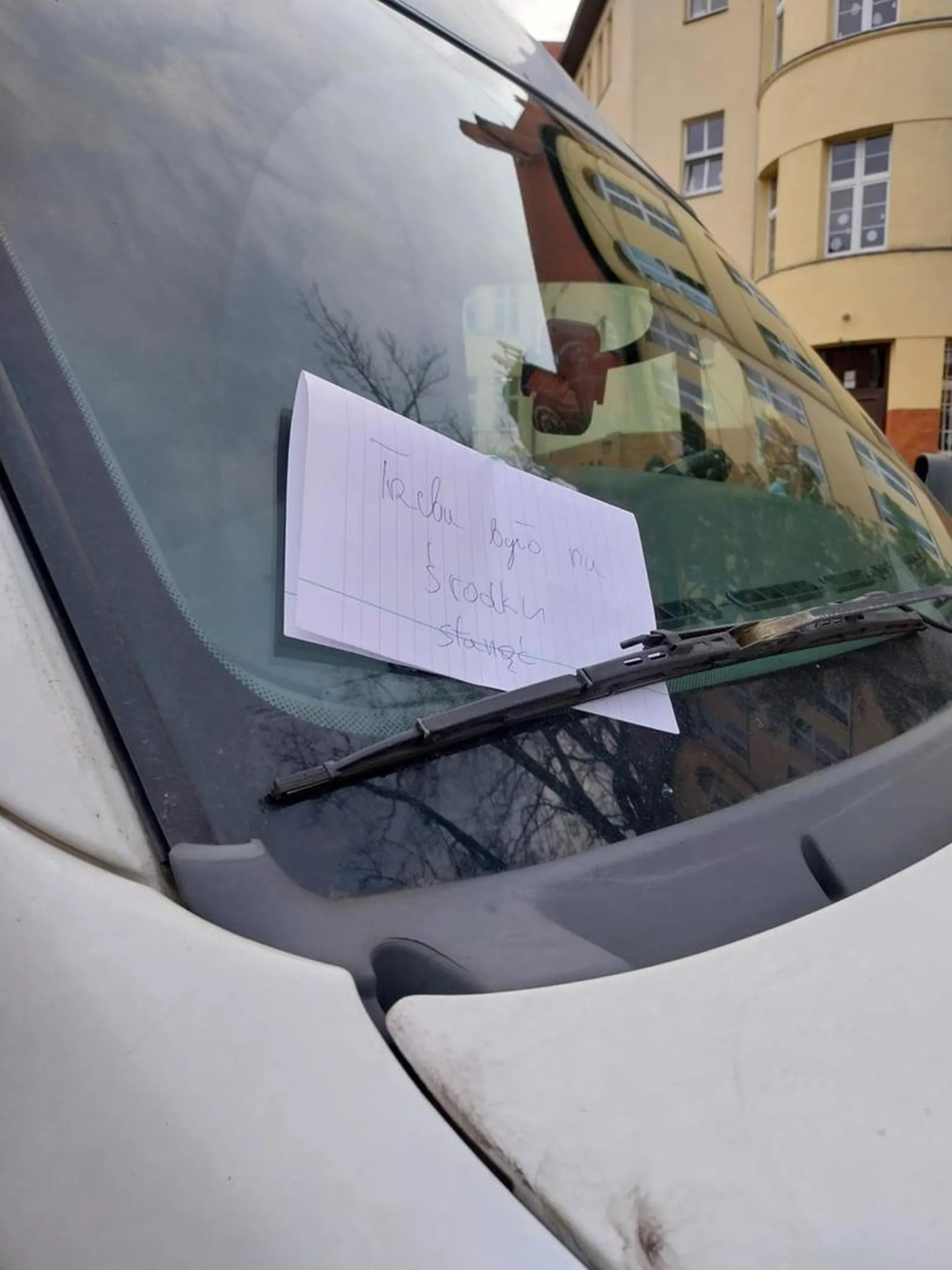 Trzeba było na środku stanąć