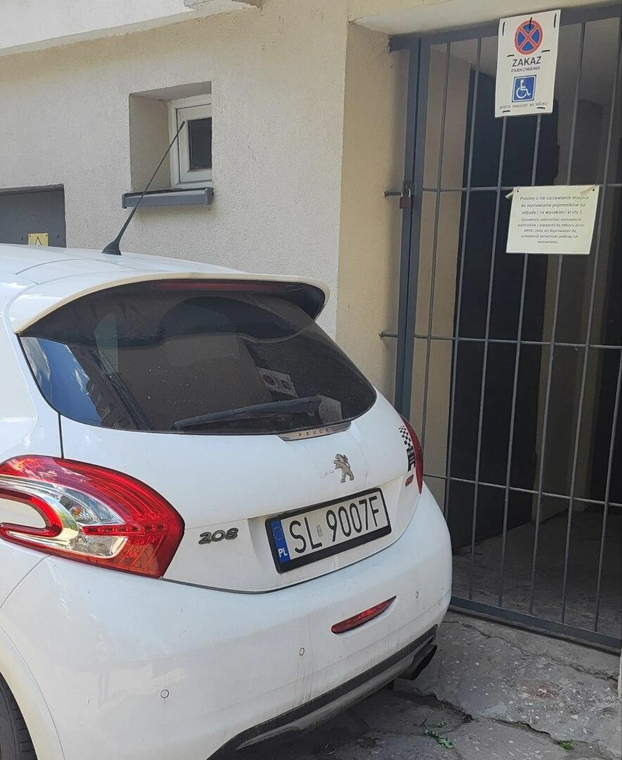 Cały dzień celowo i nazłość blokuje wyjście niepełnosprawne z domu. Niech kalekę sąsiedzi wynoszą sobie od frontu po schodach. Po co kaleki na ulicach niech siedzą w domu i nie szpecą widoków wielkiemu państwu