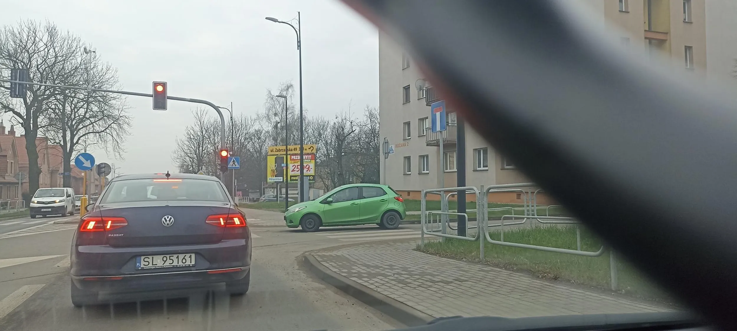 Uwaga nakierującego nie potrafi lub też nie posiada prawa jazdy nie wie co się robi po wrzuceniu kierunkowskazów w lewo lub w prawo zawsze skręca w przeciwną stronę niż wrzuca kierunkowskaz nie wiesz z którego pasa się skręca z którego się jedzie na wprost mimo że na drodze są wyrysowane wymalowane strzałki takie że nawet ślepy by je zobaczył zalecana ostrożność nie patrzy na inne pojazdy na rondzie stoi mimo ich wszystkie pojazdy na kierunkowskazie skręcają on dalej stoi po prostu kawał idioty