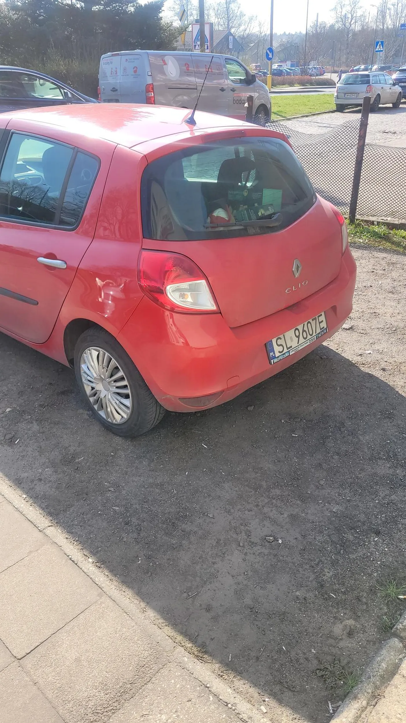 Samochód został postawiony na terenie prywatnym i tak sobie stoi już 4 godziny...