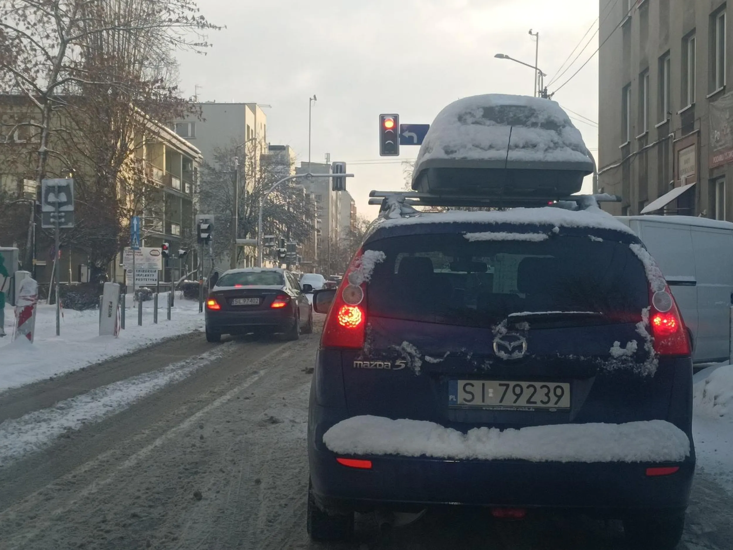 Człowiek sobie czeka normalnie jak każdy inny w korkach aż dostanie zielone światło i skręci prawidłowo w lewo a tutaj pojawia się ten pojazd rozpędzony jadąc pod prąd i ustawia się na sygnalizacji czekając na skręt w lewo. Komuś chyba nie chciało się czekać w normalnym kierunku jazdy...