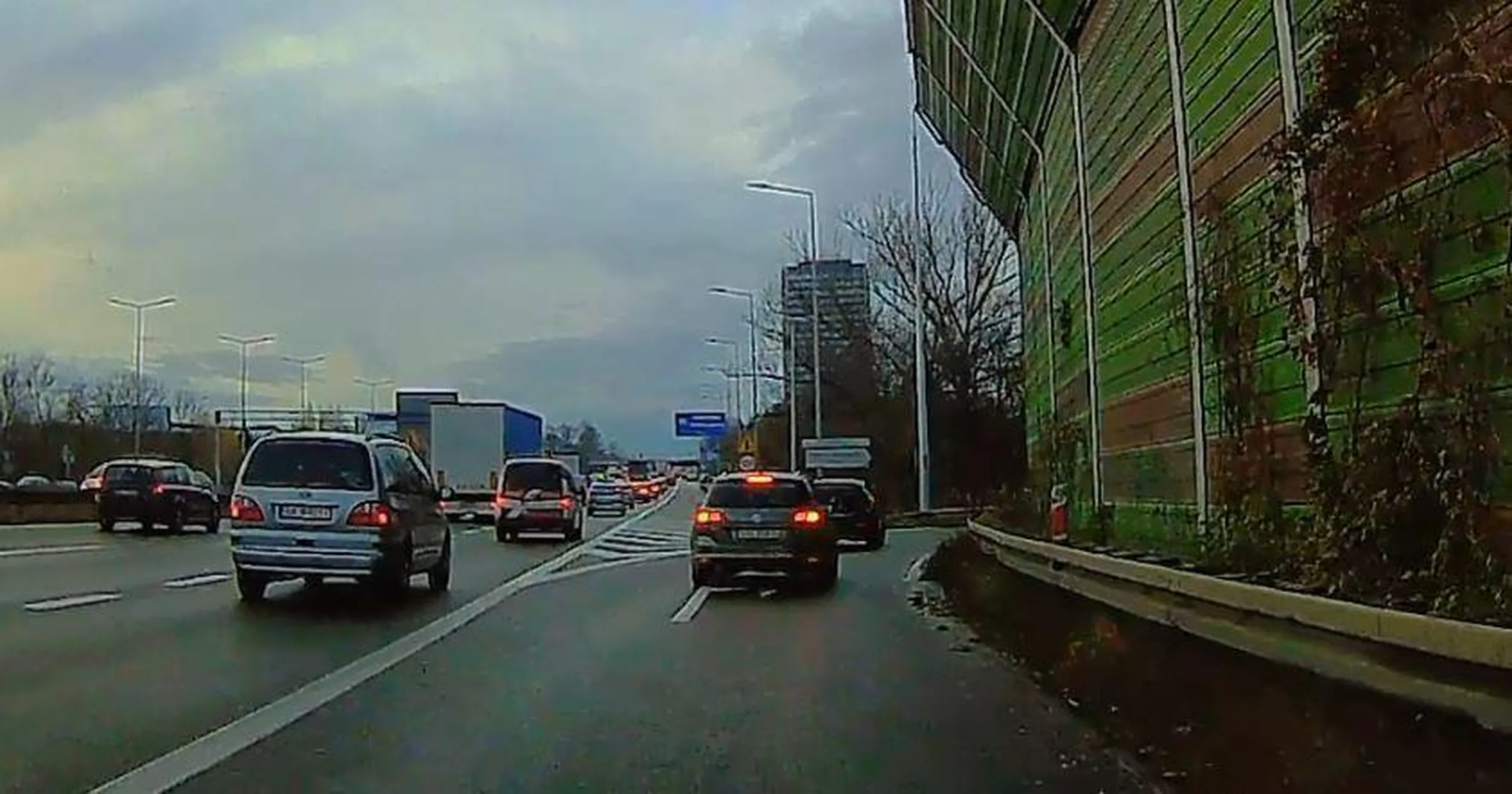 Rozmyślił się, zatrzymał, zatamował ruch i wrócił ze zjazdu z A4 po powierzchni wyłączonej z ruchu z powrotem na autostradę (zawrócił). Prawko do utylizacji.