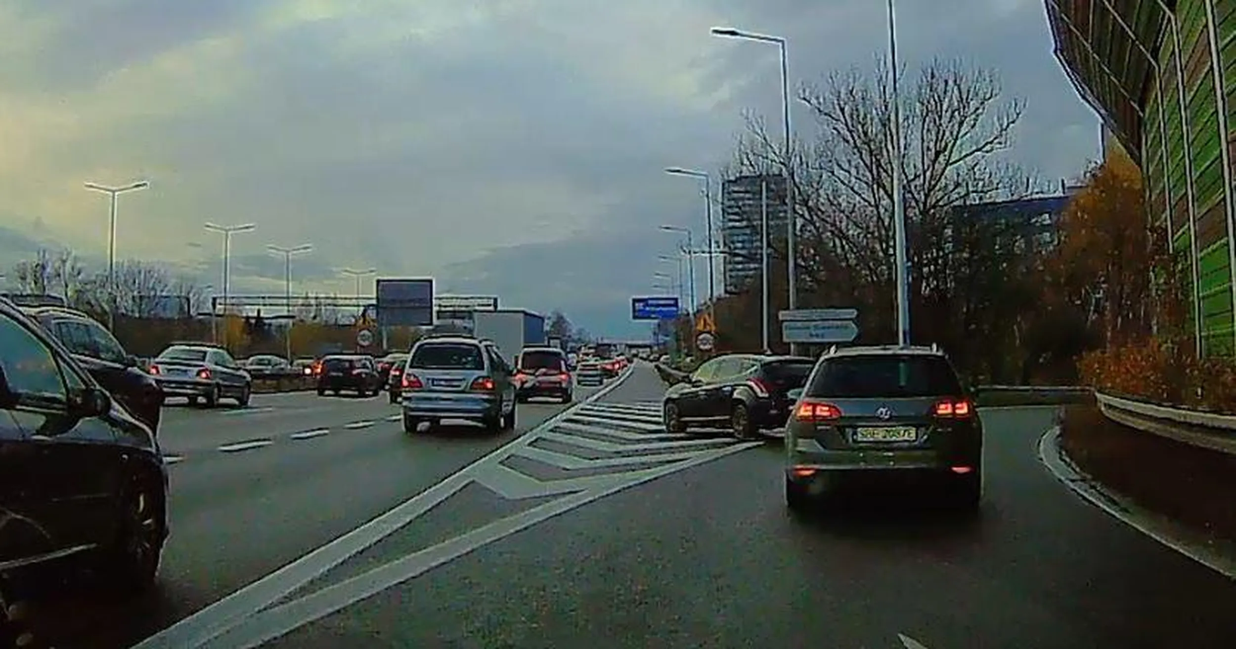 Rozmyślił się, zatrzymał, zatamował ruch i wrócił ze zjazdu z A4 po powierzchni wyłączonej z ruchu z powrotem na autostradę (zawrócił). Prawko do utylizacji.