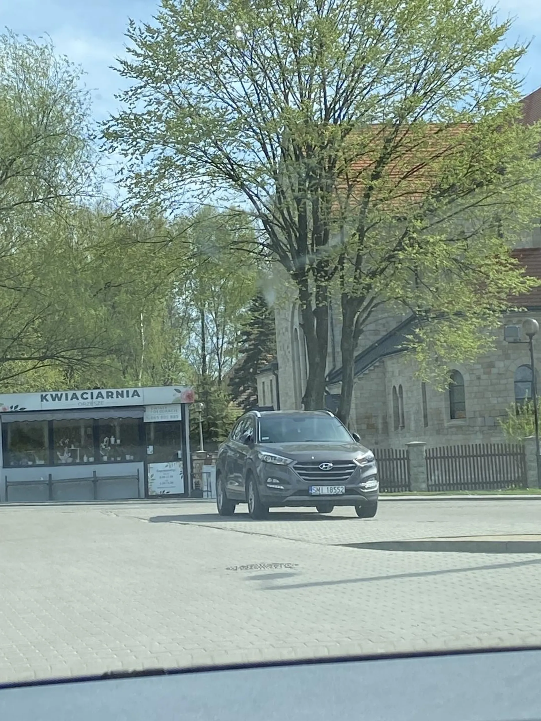 Starszy pan zaparkował na środku drogi i wyszedł zadowolony, blokując wyjazd