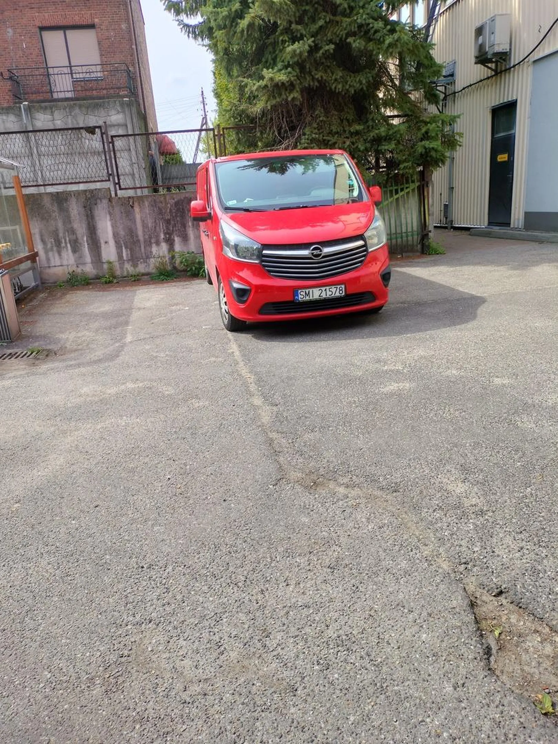 Kierowca parkuje w taki sposób aby uniemożliwić zaparkowanie innym