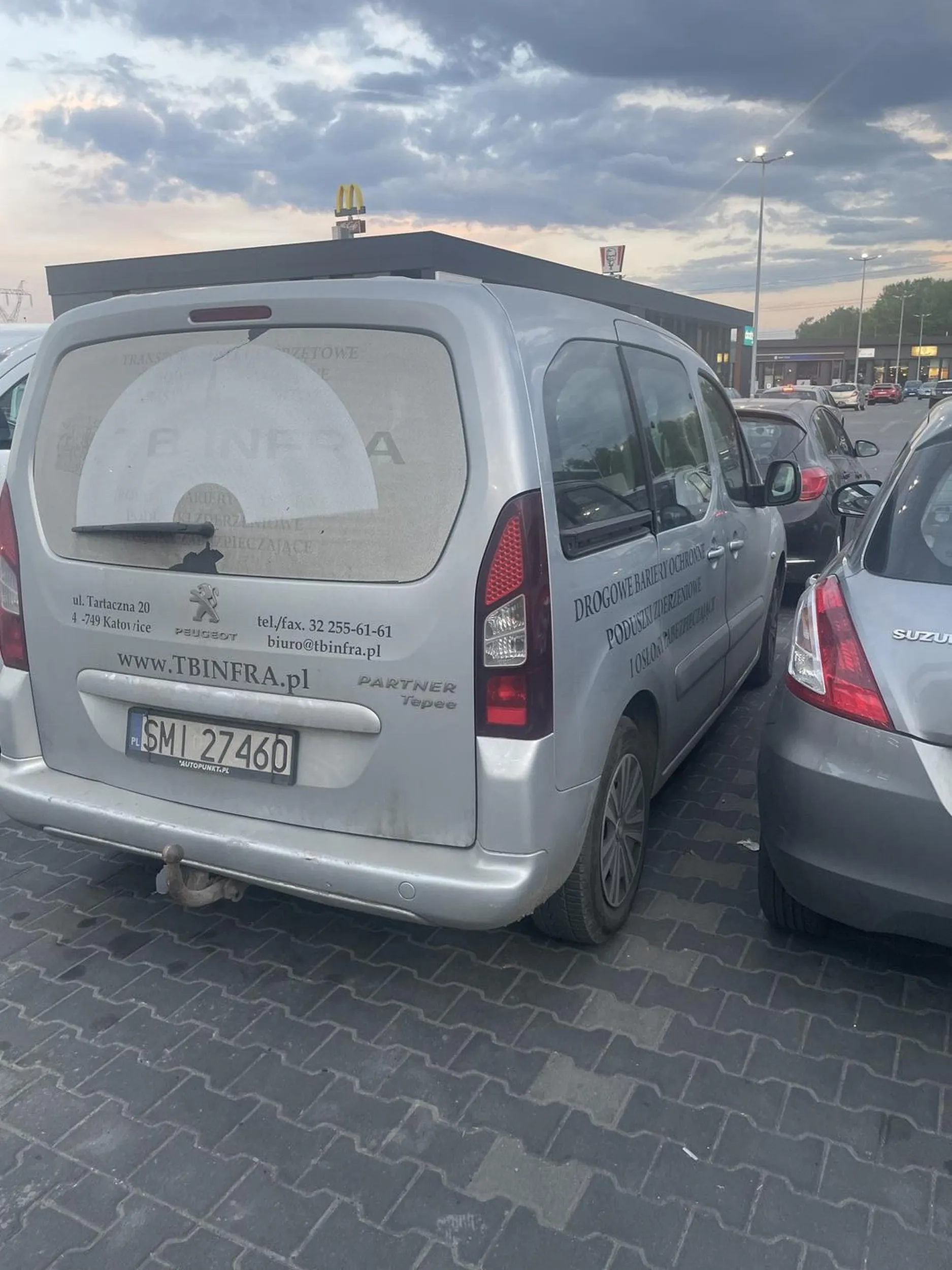 Świetna antyreklama firmy. Pan lub pani niech nauczy się parkować.