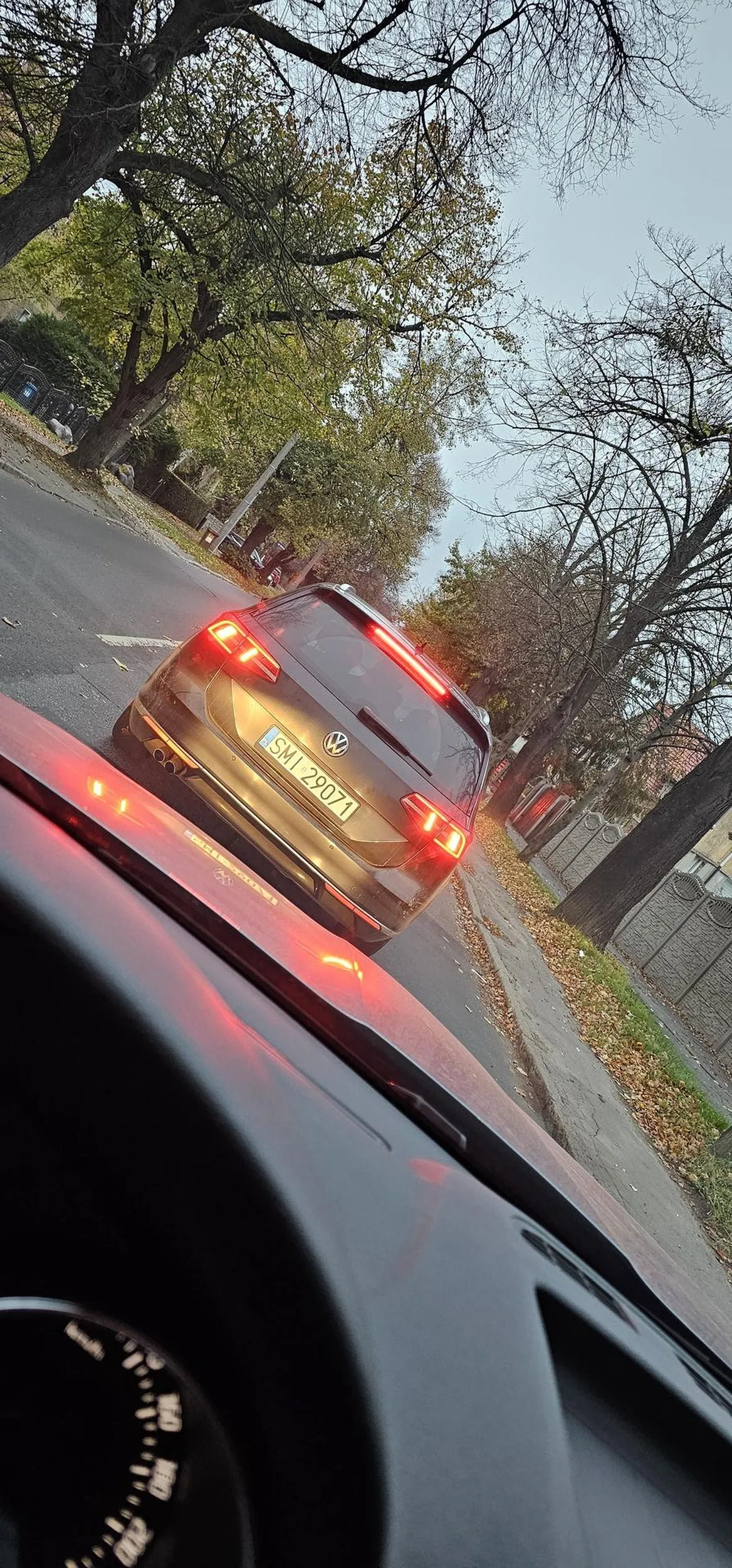 Vw Passat. Smieciarz wyrzuca pety i slonecznik na droge stojac w korku. Wroclaw czekoladowa 12.11.2024 godz 16:00