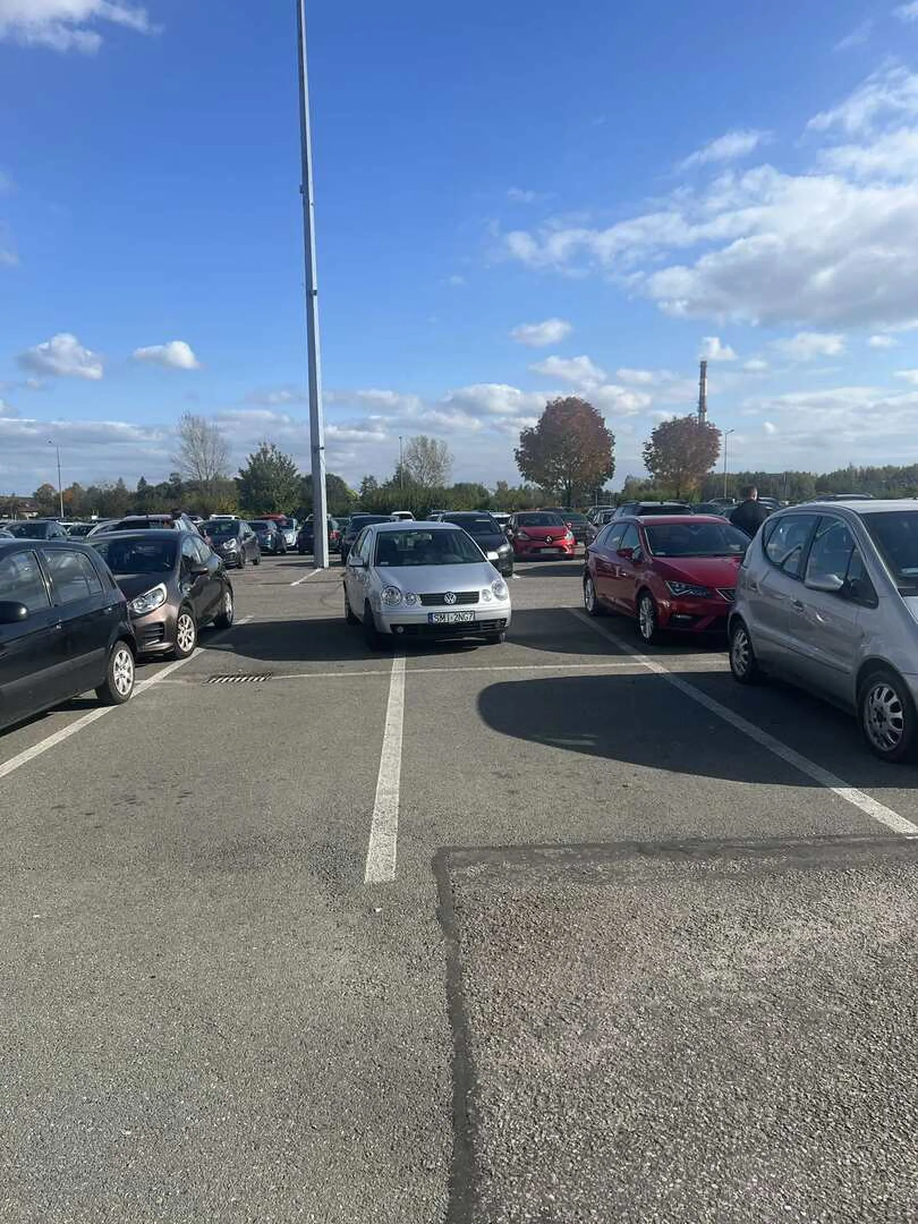 Właściciel pojazdu to kretyn, zaparkował na dwóch miejscach