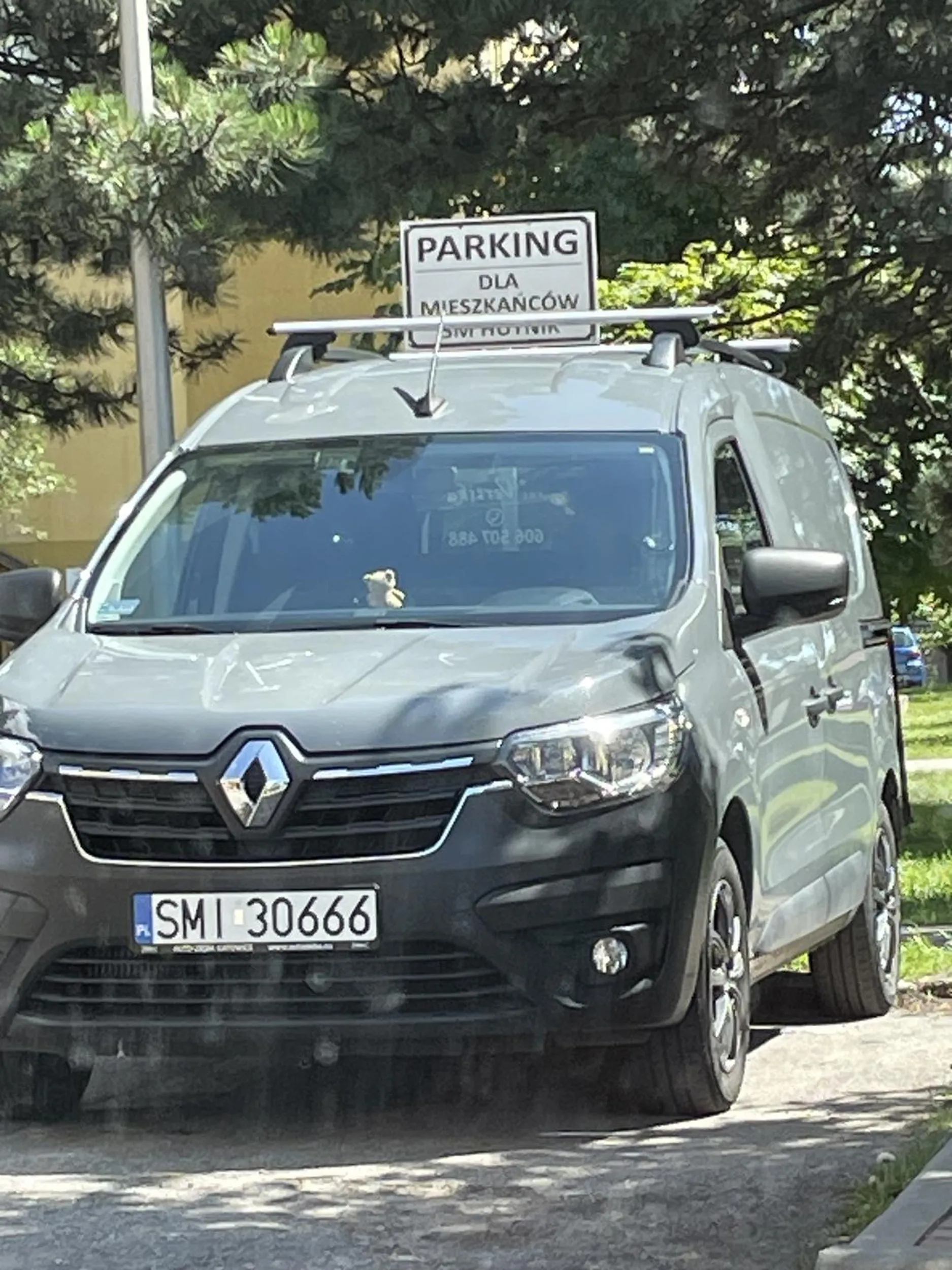 Ktoś ewidentnie czytać nie potrafi. Zaraz obok wielki ogólnodostępny parking, ale trzeba się wpierdolic na parking dla mieszkańców, bo warzywka byłyby 50 metrów dalej.