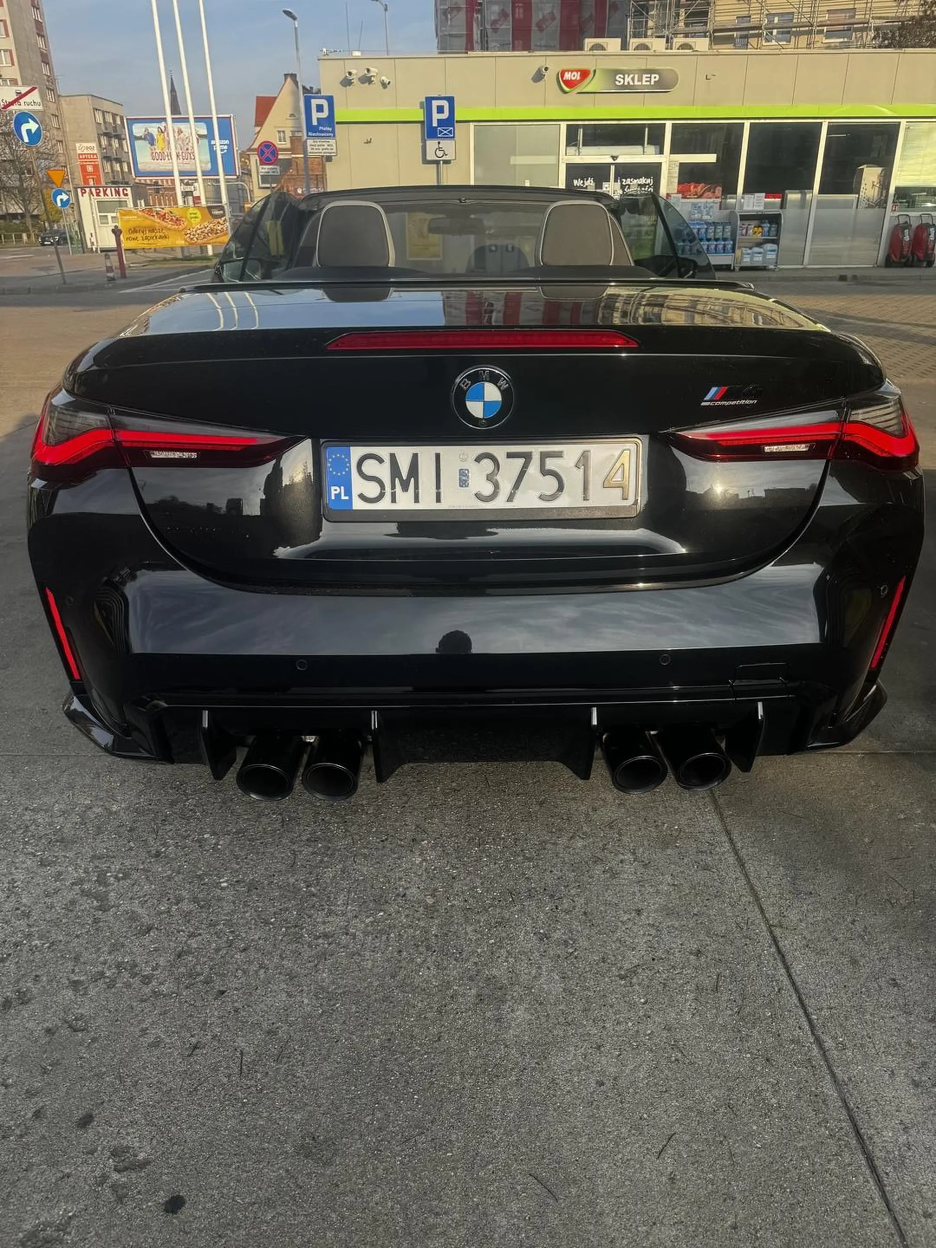 Bardzo wporzadku kierowca, bardzo ładnie się obserwuje kulturę na drodze i zabezpieczenie śmieci z jezdni, gdzie każdy obojętnie przejeżdżał a Pan wziął sprawy jak należy i usunął przeszkody. ?