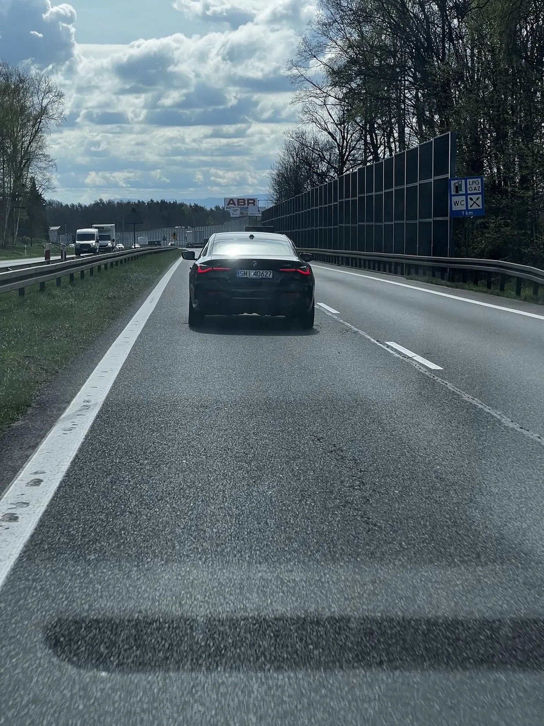 Serdeczny brak pozdrowień dla pani jadącej bmw seria 4 zielona Jedzie lewym pasem poza terenem zabudowanym jak żółw mając wiele razy okazję żeby przepuścić to kiedy zjeżdża na prawy pas to przyspiesza prawie do 170 km/h. Naucz się jeździć babo !