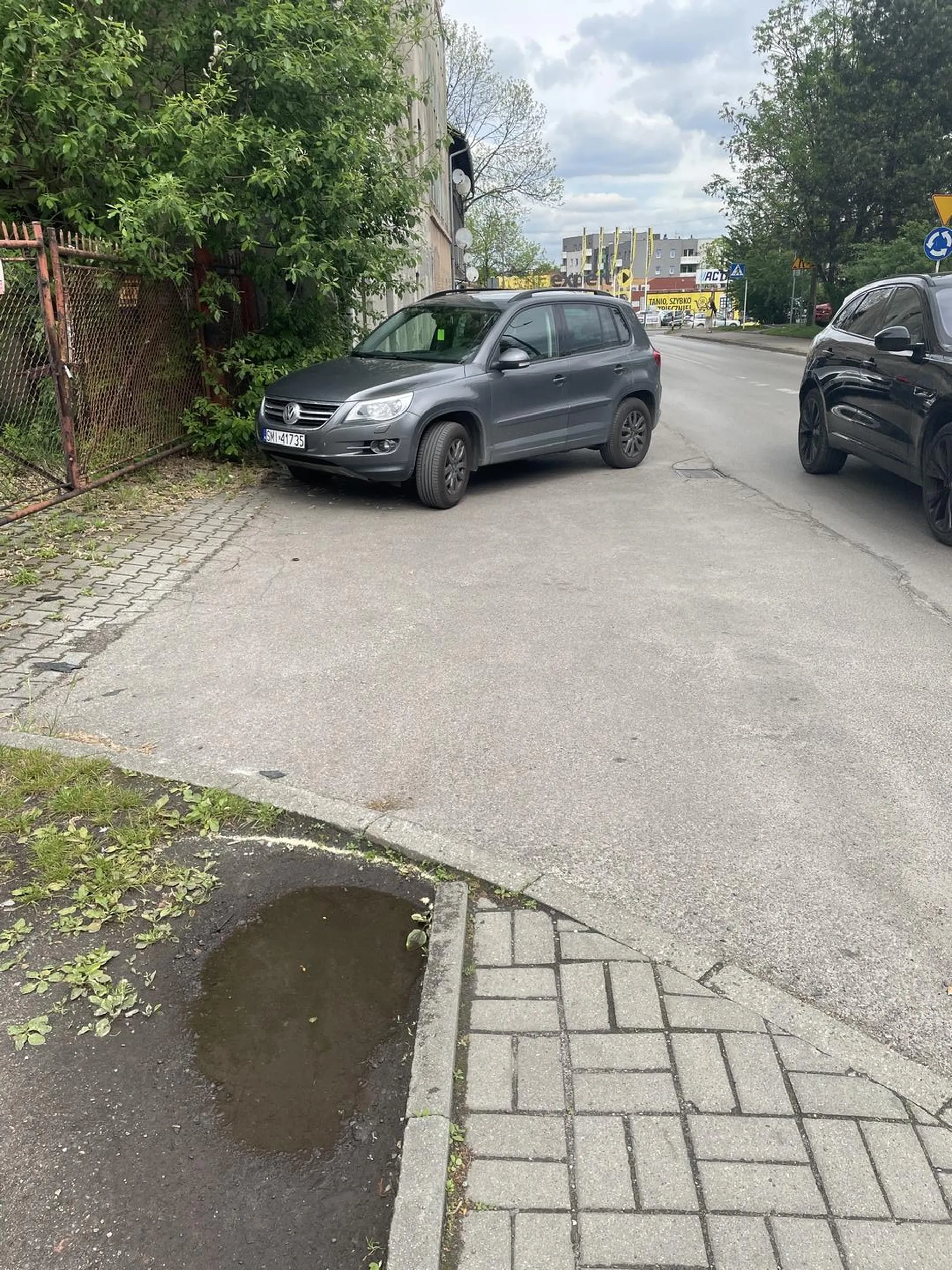 Parkuje zasłaniając chodnik. Typowy burak.