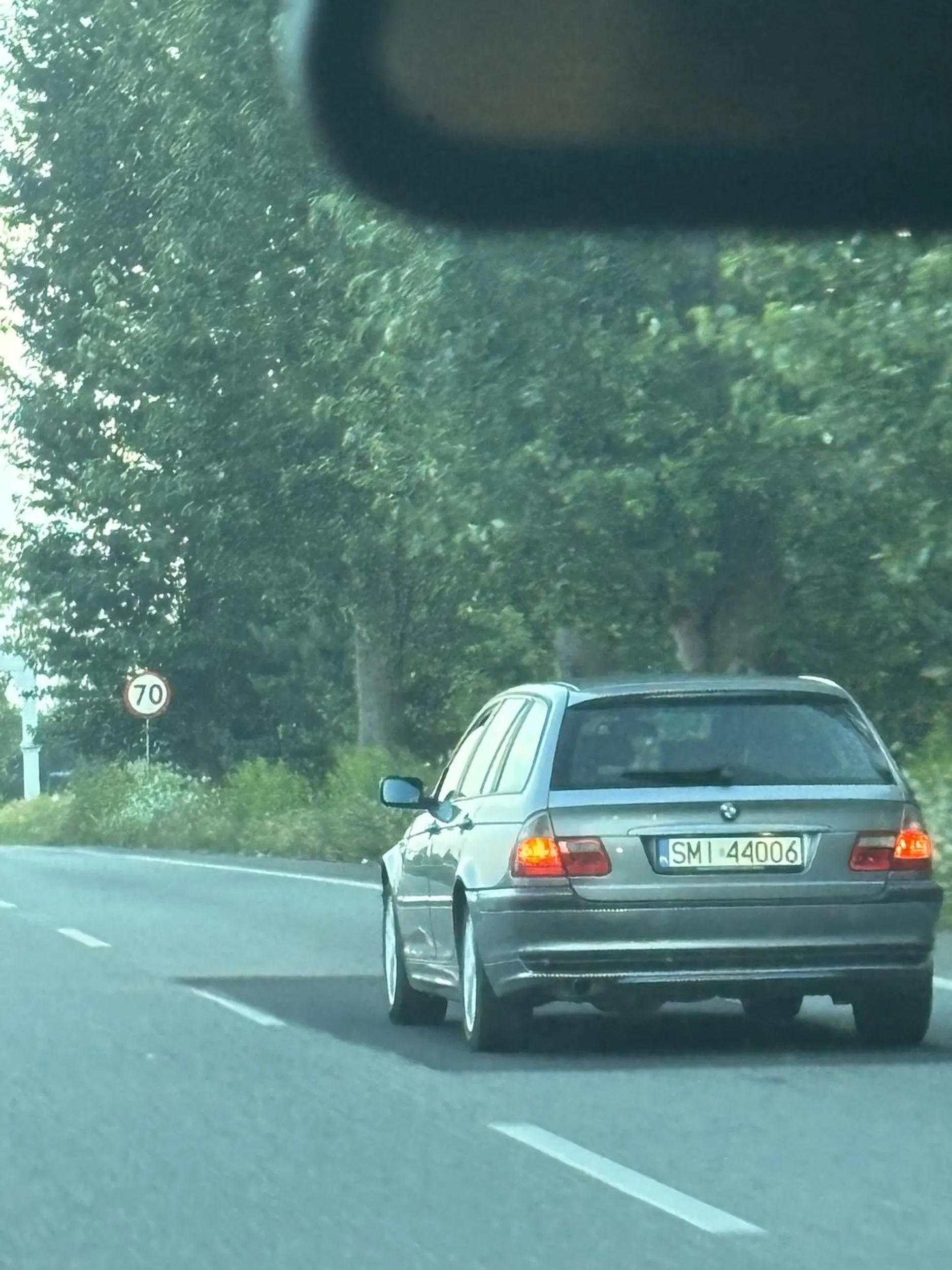 Wyrzuca papierosy za okno pod nadjeżdżające auta razem z paczką !!!