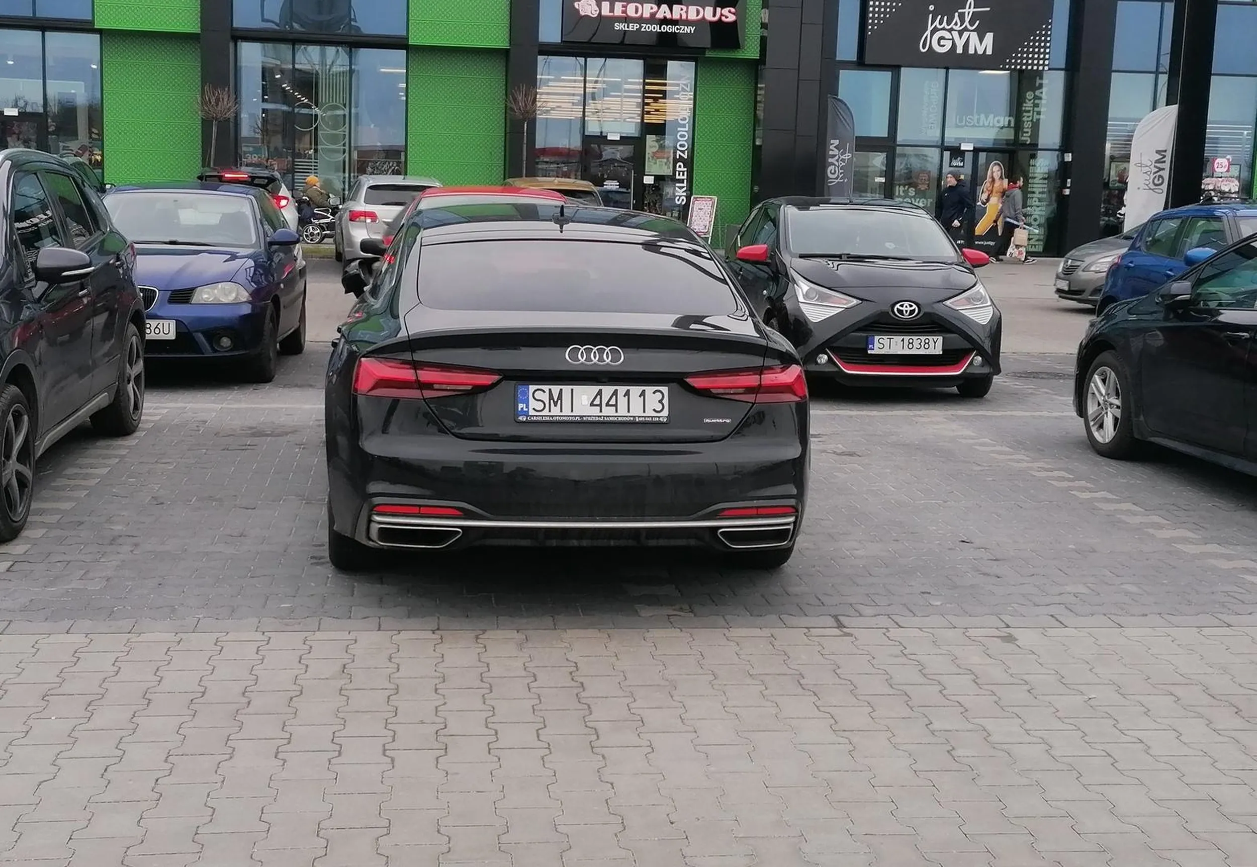 Naucz się parkować bez zajmowania paru miejsc