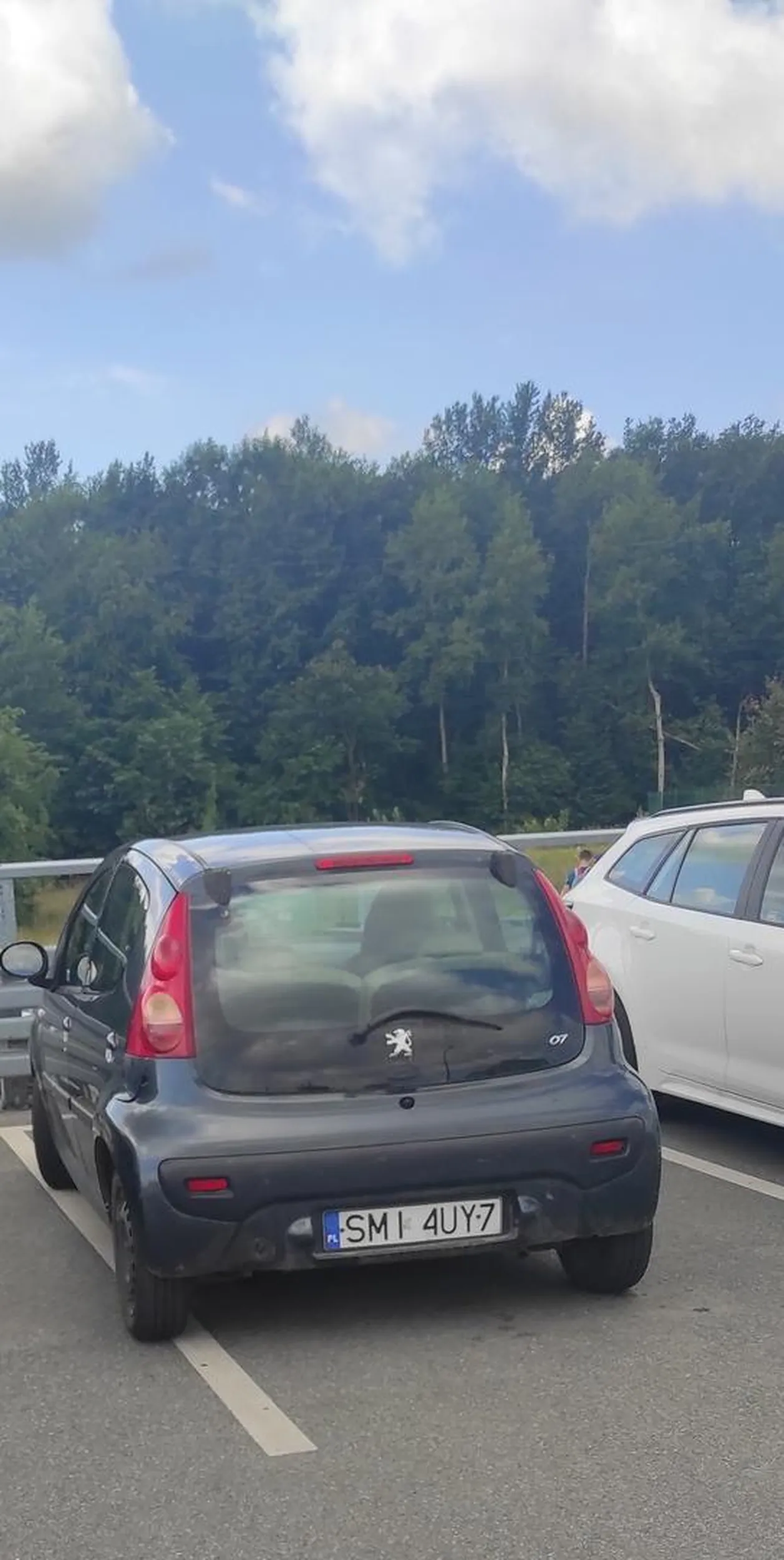 parking przy basenie zatłoczony na maxa, ale mistrz kierownicy nie umial sie zmieścić w liniach, chyba za wąskie to miejsce parkingowe