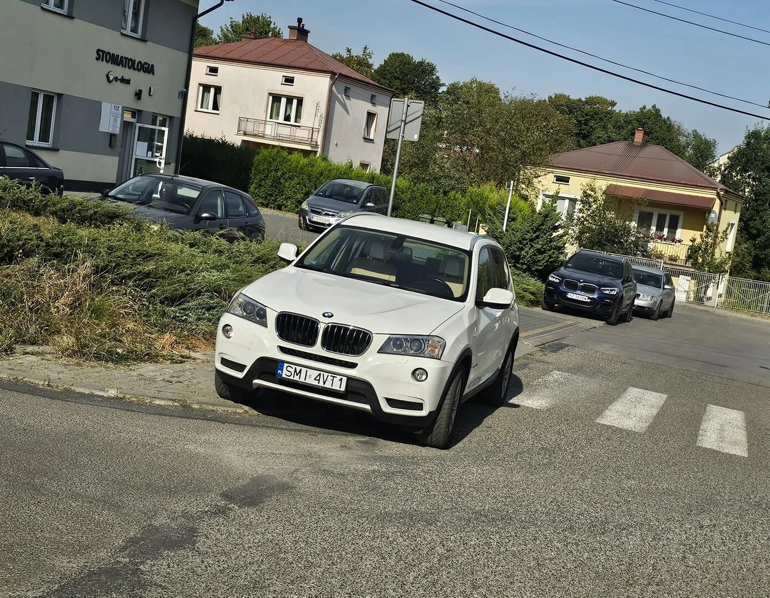 Bezczelne parkowanie kierowcy na chodniku, nie zostawił 150 cm do dyspozycji dla pieszych ma ich po prostu daleko... (nie wspominając o osobach starszych i niepełnosprawnych) Kierowca także nie zachował odstępu 10 metrów od przejścia dla pieszych co gorsza zasłania widoczność i naraża na niebezpieczeństwo pieszego którego nie widać z powodu zaparkowanego tam auta.